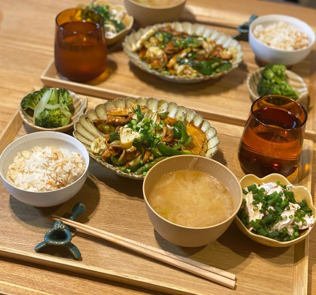 クロさんのインスタグラム写真 - (クロInstagram)「昨日の晩御飯👩🏽‍🍳🤍﻿ ﻿ ✔︎回鍋肉﻿ ✔︎こぶ茶本舗/鮭御飯﻿ ✔︎大根と長ネギのお味噌汁﻿ ✔︎鶏ムネ肉ジャンツォンジャン﻿ ✔︎🥦塩茹で﻿ でした！！﻿ ﻿ 詳しいレシピなどはブログに書いてます✍🏽✍🏽﻿ ﻿ #中華料理 #この鮭御飯なんかご飯が軽くなって永遠に食べられて危険 #おうちごはん #自分のご飯食べたくない隊 #ご飯作りのスイッチの入れ方すぐ忘れる隊 #定食ご飯 #今日の晩御飯 つくりおき食堂まりえ #お家ごはん #おうちごはん #時短ご飯 #dinner #簡単レシピ #レシピ #電子レンジご飯 #時短レシピ#yummy #delistagrammer #homecooking #tokyo #japanesefood #instafood #foodstagram #クロリサ的自炊 #おうちご飯 #クッキングラム #晩ごはん #instagood #instalike #tokyo #可愛い #大好き」3月19日 10時35分 - kuro_risa