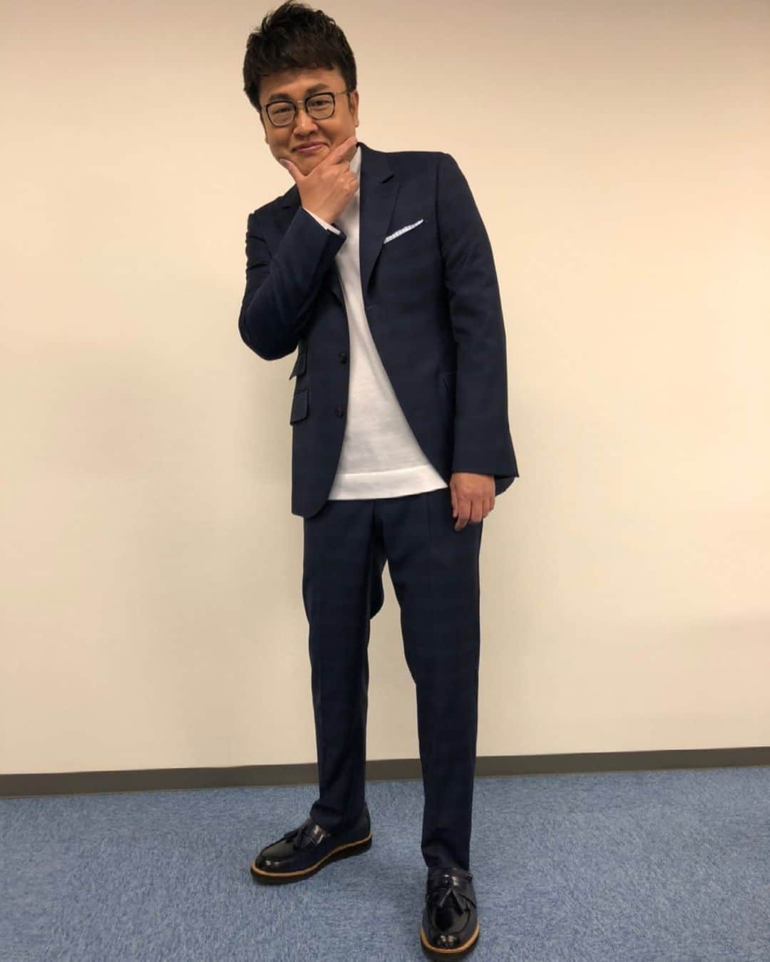 橋本直のインスタグラム：「この度、片側顔面痙攣という病気で手術することになりました。 実は3年半くらい前からずっと症状がありまして手術の運びとなりました。 顔がメガネに一重瞼と主張しすぎるタラコ唇のせいでお気づきになられてないとは思いますが、そういうことでございまして、しばらくお休みをいただきますが、おそらく１ヶ月以内には今より男前になって帰ってきますのでご安心くださいませ。」