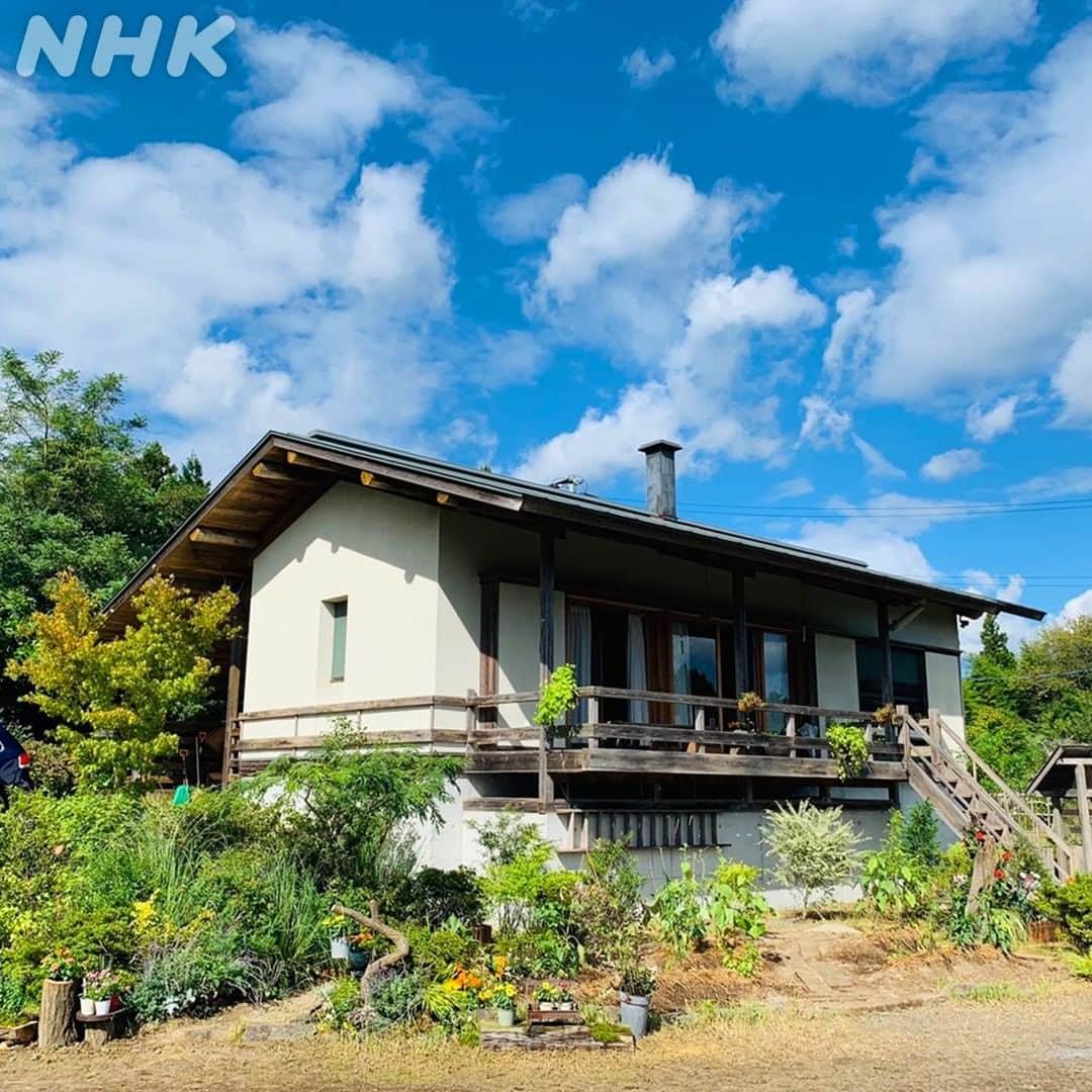 NHK「おかえりモネ」のインスタグラム：「#おかえりモネ の撮影は宮城県・登米ロケからスタートしました🗻  ロケ中には、大きく交差したひこうき雲があり、みんなで写真を撮る場面も…✈  #朝ドラ #清原果耶 #登米  🌞 #5月17日放送開始 🌞」