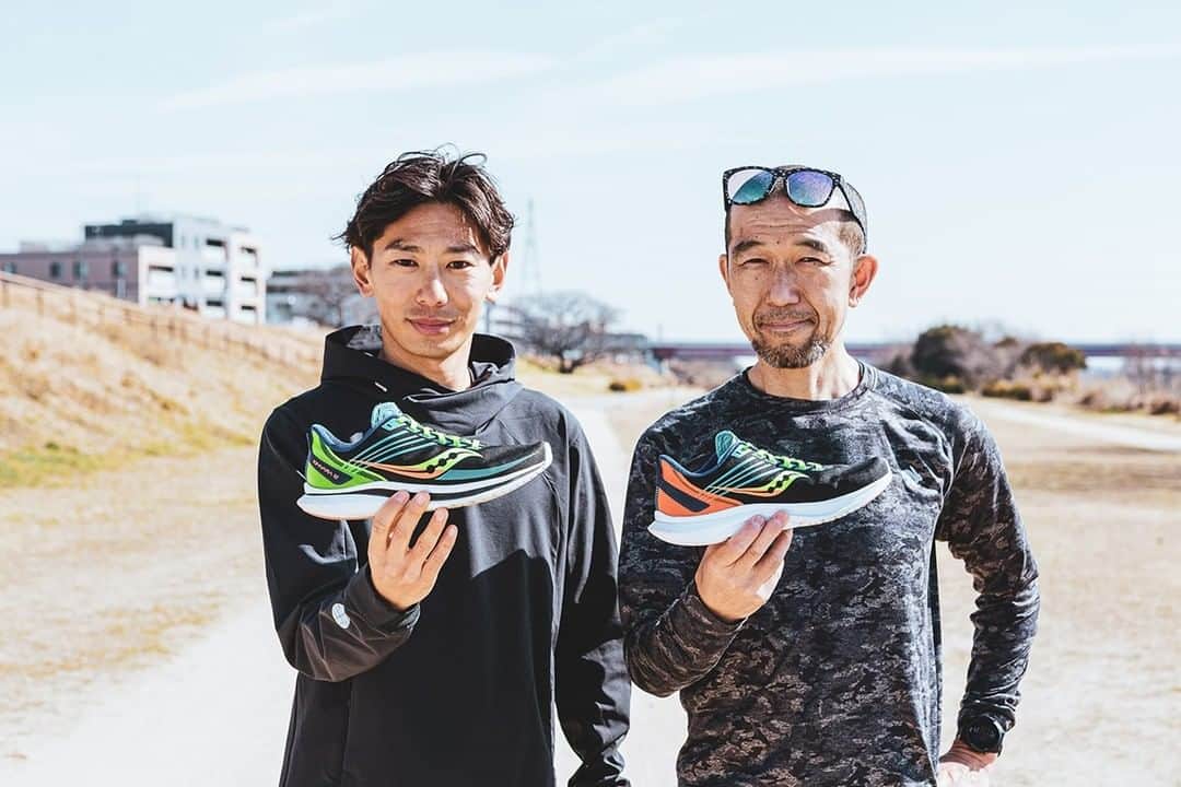 のインスタグラム：「サッカニー新作ランニングシューズ「KINVARA12」レビュー！  HAGIRUNちゃんねる×F・Shokai藤原商会対談を公開  #ランニング #マラソン #ランニングシューズ #サッカニー #キンバラ12 #saucony #kinvara12 #doorbyabcmart #abcmart #abcマート  @door_by_abcmart  @hagi_running @saucony_japan  https://door.abc-mart.net/28609」