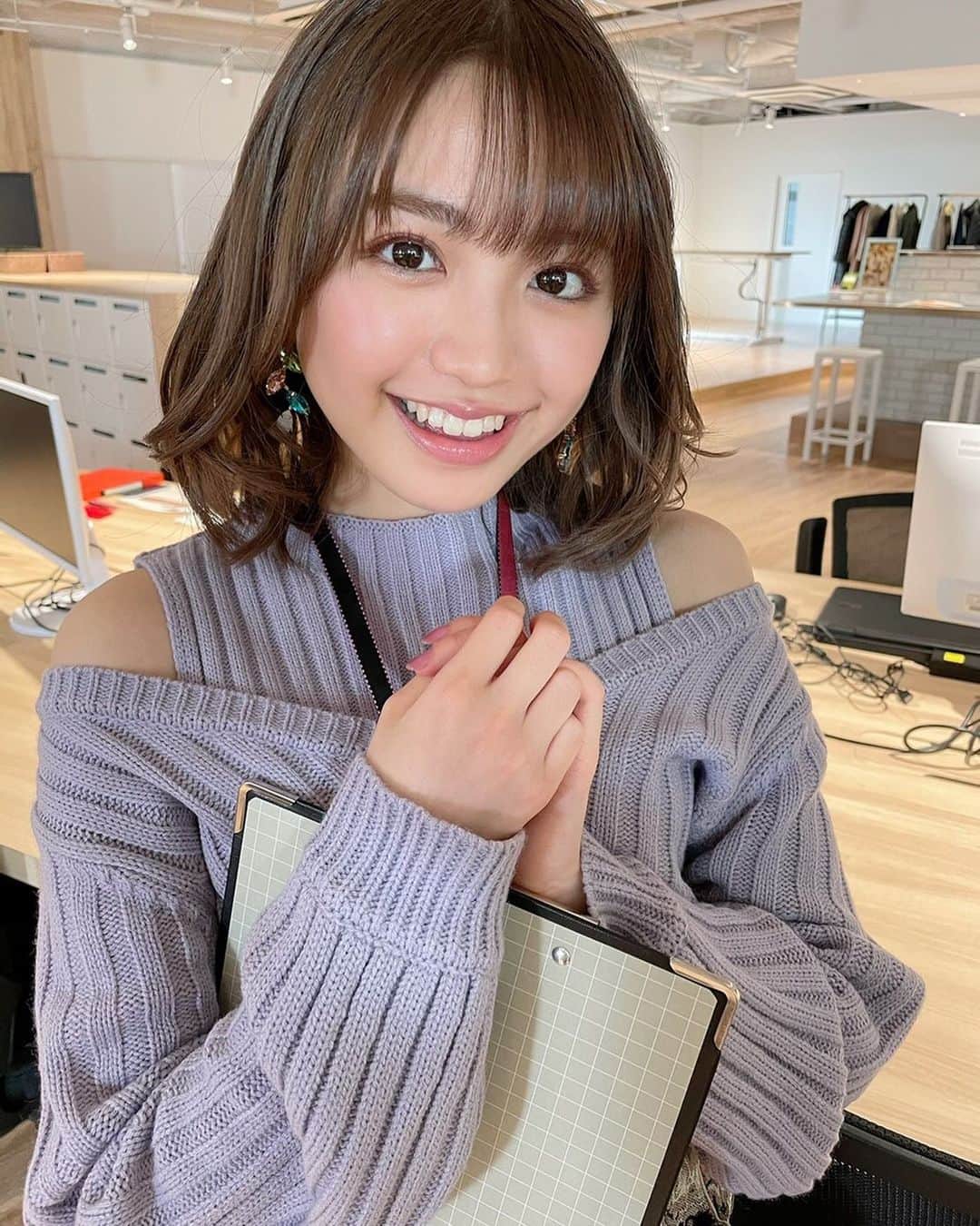 のインスタグラム：「＼＃高嶺のハナさん 撮影現場から🌹／  みんなのアイドル苺ちゃん(#香音) 🍓  ハナさん（#泉里香）・弱木（#小越勇輝）・チャラ田（#猪塚健太）がいる 商品企画部にも笑顔をふりまいています😊🎀  撮影も順調です❗  2021年4月10日(土)深夜0時スタート✨  #BSテレ東  #BS7ch #テレビ大阪 #ひかりTV」