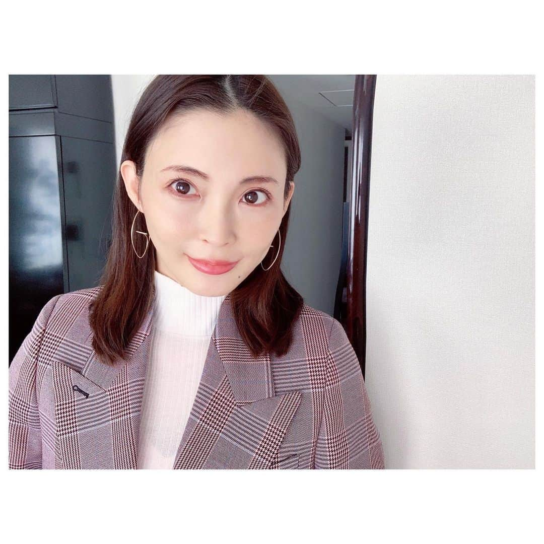 押切もえさんのインスタグラム写真 - (押切もえInstagram)「いつかのお仕事前。 ジャケットでかっちりと。   春、秋と、「今日アウターどうする？」…な時期は、とくにジャケットを活用しています。 髪も合わせて、すっきりとタイトに。 …と言っても、スタイリング剤もつけず、ただ耳にかけただけですが笑。（うぶ毛がピヨンと立ってますね笑）  jacket @acnestudios  accessories @hirotaka  そして、昨日もコメントや質問をありがとうございます。  普段は裸眼ですよ☺︎ 左が2.0に近く、とてもよく見えているので。 ただ、書評やエッセイなどの原稿を書く時は長時間目を使うので、今後も視力を守るために眼鏡をつけています。  今度動画でファッション企画を考えているのですが、ファッションに関する質問やお悩みがあったら、ぜひコメントに残してください。 お待ちしています♪  #fashion #q&a #acnestudio」3月19日 11時57分 - moe_oshikiri