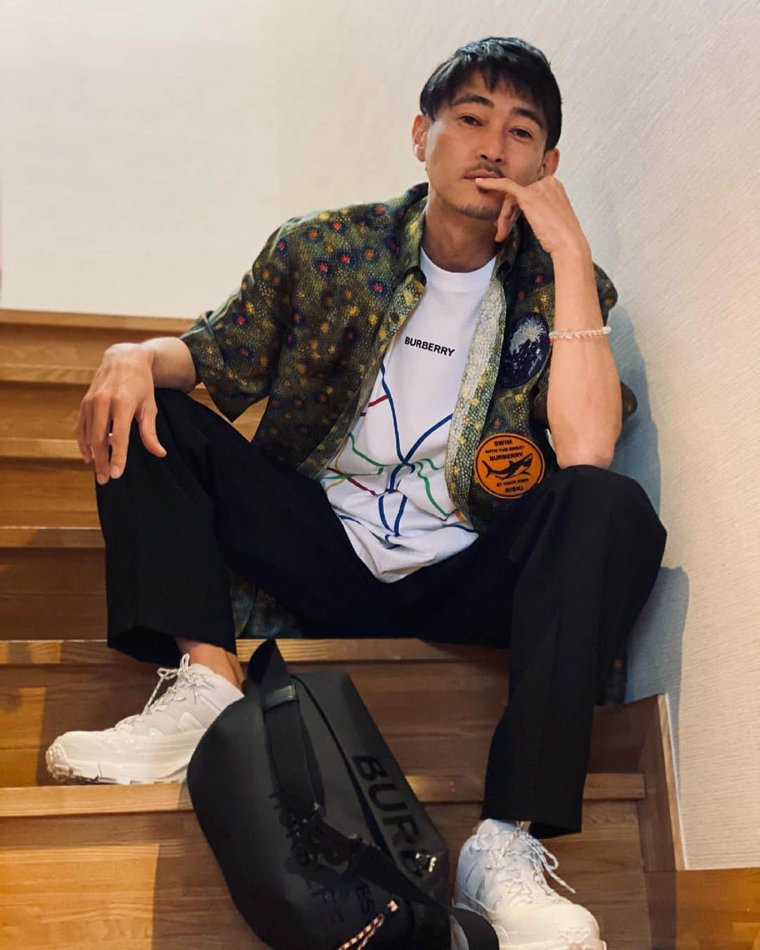 窪塚洋介のインスタグラム：「本日 @Burberry のバーチャルショップがオープンだそうで、 銀座店内でのショッピングをリモートで体験できるそうです。 (1階はバッグとアクセサリー、2階はウィメンズウェア、3階はメンズウェア。 アイコンタップで2021年春夏コレクションのウェアやアクセサリーをオンラインで購入。)  デジタルイノベーションてやつですなん^ ^  @Riccardotisci17  #バーバリー #バーバリーバーチャルショップ」