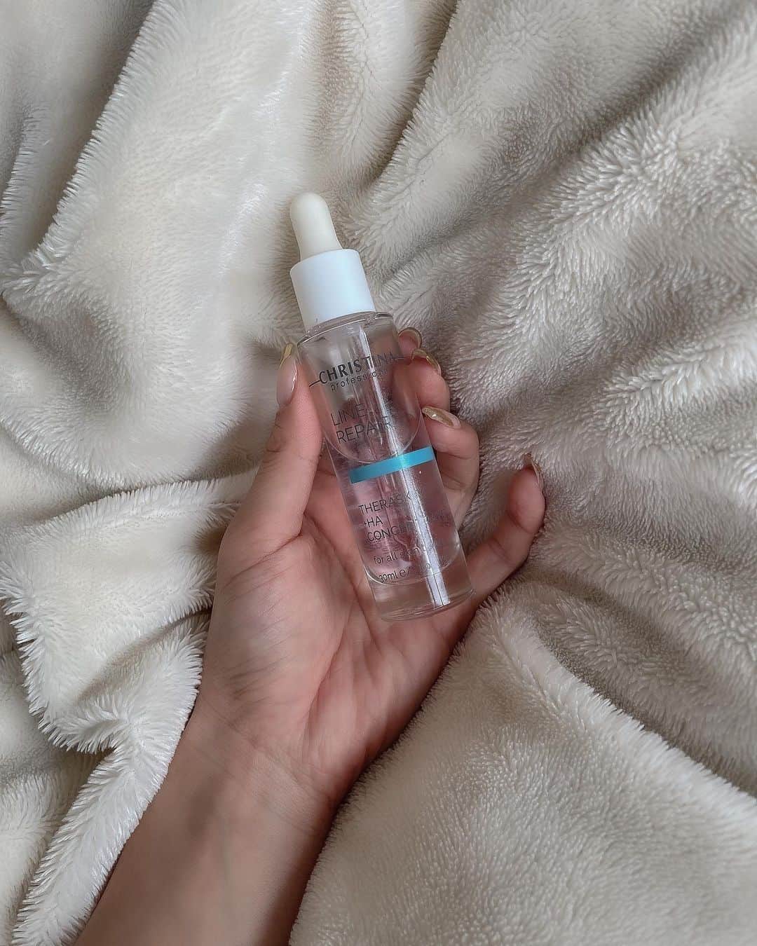 唯可（yuika）さんのインスタグラム写真 - (唯可（yuika）Instagram)「この前エステサロンに行ったら 前から気になってた　@christinajapan  のテラスキンが売ってたので買ってみた✌️ これ使ってから肌の調子めちゃ良き . 2枚目が最近の化粧水、美容液、乳液の３点セット💛 化粧水は"イハダ"花粉の時期なのでこの化粧水がすごく良き✌️ 乳液は"ミノン"この子も潤いしっかり保ってくれるからすごくありがたき😽 . リアルお肌事情でした👐 . . #化粧水#美容液#乳液#アラサー美容#美容垢#基礎化粧品#美容垢さんと繋がりたい#クリスティーナ#クリスティーナ化粧品#エステ#エステサロン#イハダ#ミノン#乾燥肌#敏感肌#花粉症#テラスキン#アラサー#肌荒れ#ihada#minon#christina」3月19日 12時18分 - yu.i.k.a