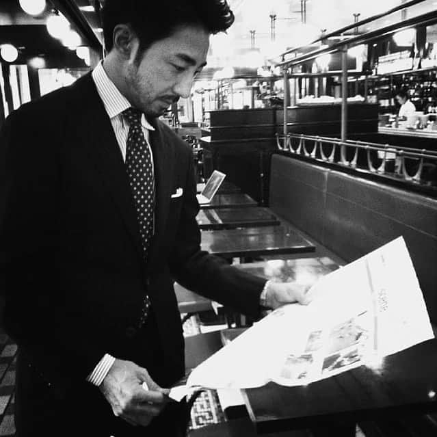 のインスタグラム：「新聞でも読んでみようかなぁ。 いや〜、、、無理無理😅  @yoshimasa_hoshiba  #yoshimasahoshiba  #干場義雅 @forzastylecom  #forzastyle  @minimalwardrobe_official  #minimalwardrobe_official」