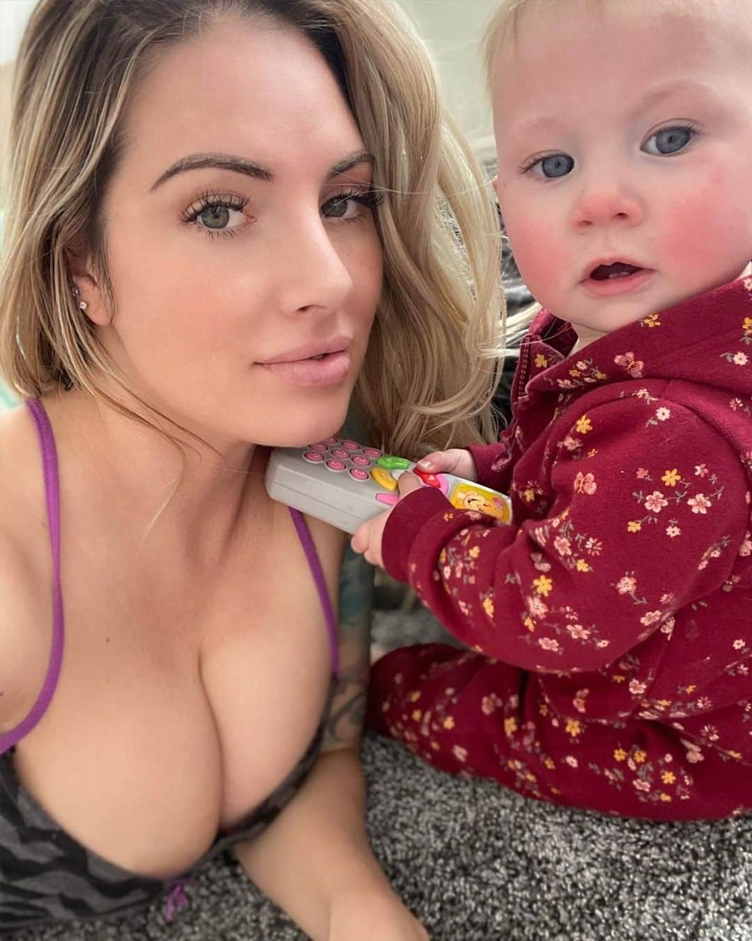 ティーガン・プレスリーのインスタグラム：「“Mom..did really you change the channel....don’t try to kiss me and make it better...okay gimme the loves” -Briar」
