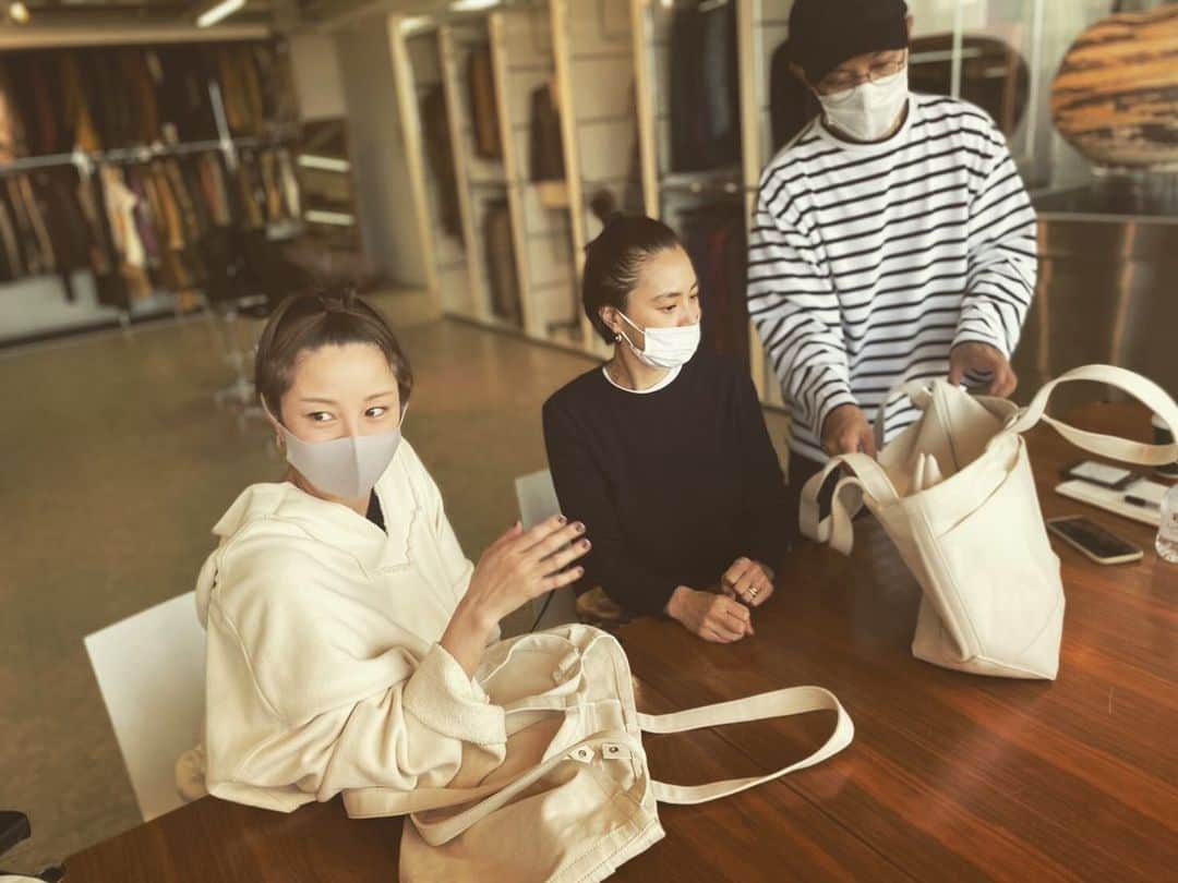 田中美保さんのインスタグラム写真 - (田中美保Instagram)「@ua_greenlabel  さんと @reina_asami  ちゃんと… 一緒に色々企画中でございます♪  しっかりこだわって打ち合わせ重ねとります♡  皆さまにお披露目出来るまでは もう少しかかりますが 打ち合わせ風景をお伝えしたり インスタライブしたりして 出来上がるまでの過程を少しでも皆さまにお伝えできたら楽しいかなぁと思い♡♡♡  本当にね…2人してあーでもないこーでもない言いながら @ua_greenlabel  さんと沢山打ち合わせしてますw  #楽しいこと企画中 #浅見れいな #田中美保 #お楽しみに」3月19日 12時51分 - miho12tanaka