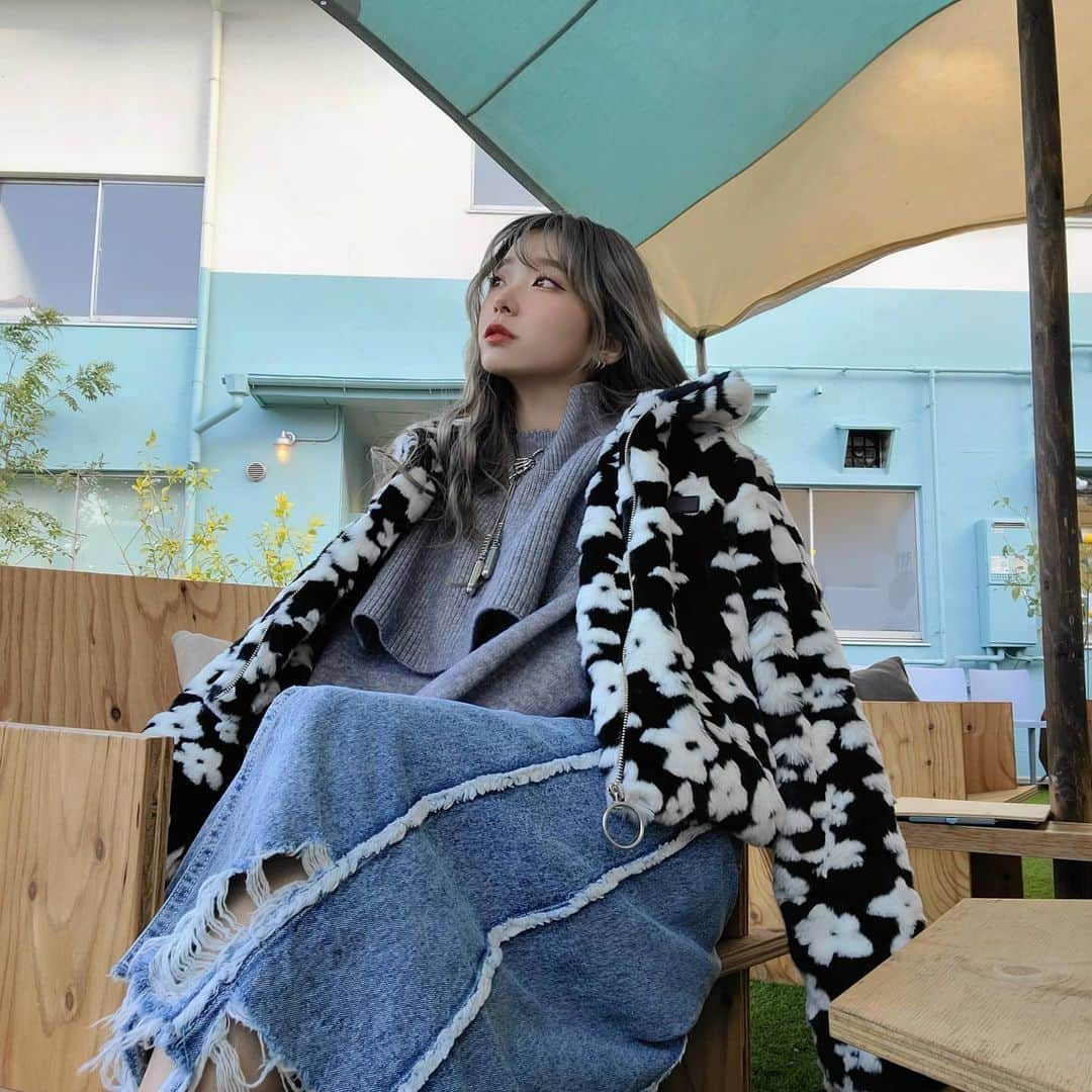 mam（まむ）のインスタグラム：「私のひらめきの瞬間(ahamoment)は、色々なことを調べて頭にインプットした後、それを組み替えたりして上手く構築できた時に、はっとひらめきます🤗 特に、カフェや一人でいるときにひらめくことが多いです🤔 スマホで調べものをしたり、YouTubeで動画を見たりしても大丈夫なプランだと本当に有り難い😂  実はね、取材してもらったので @ahamo_official のアカウントもよかったら覗いてみてほしい🥺  #PR #ahamopeople #docomo #ahamo #つながりによろこびを」