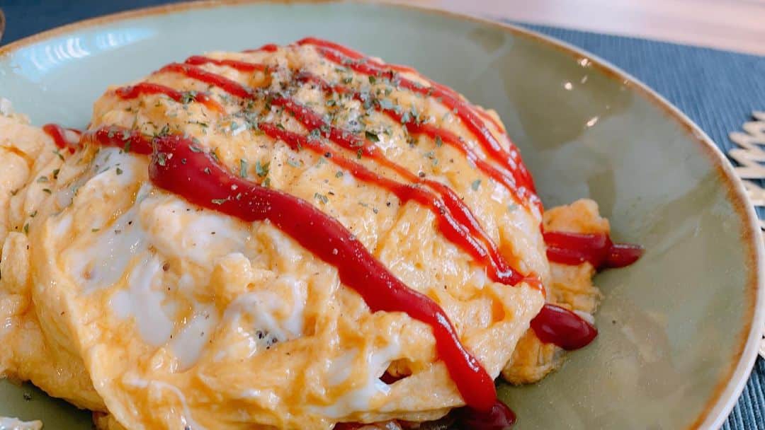 金子貴俊のインスタグラム：「今日のお昼はたかパパご飯。 オムライス！ 久々の家族みんなでのランチ。」