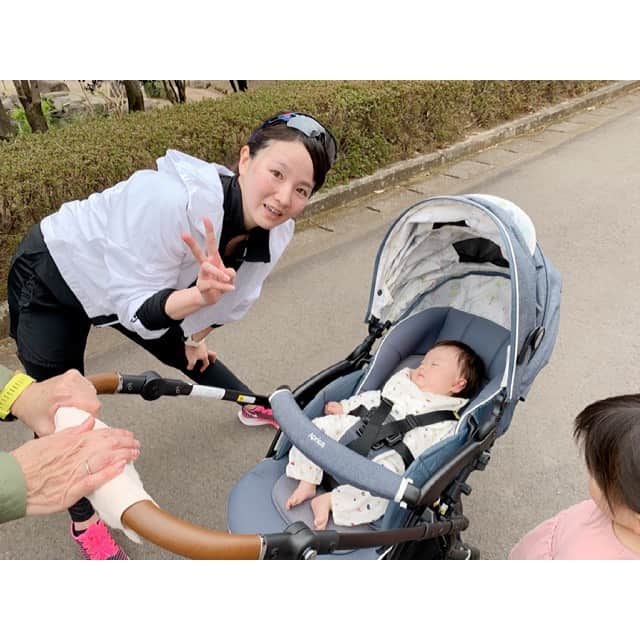 前田彩里のインスタグラム：「. 産後3ヶ月。 どう走ってもきつい私🥀 と やっと最近 ベビーカーに 泣かずに乗れるようになった娘🌷  春だね~🌸」