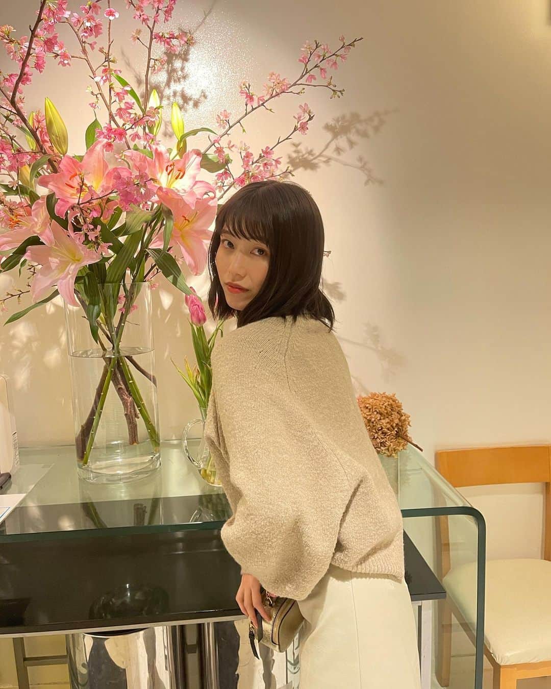 横山由依のインスタグラム：「朝から撮影でした！ 春を感じるスタジオのお花たち🌸」