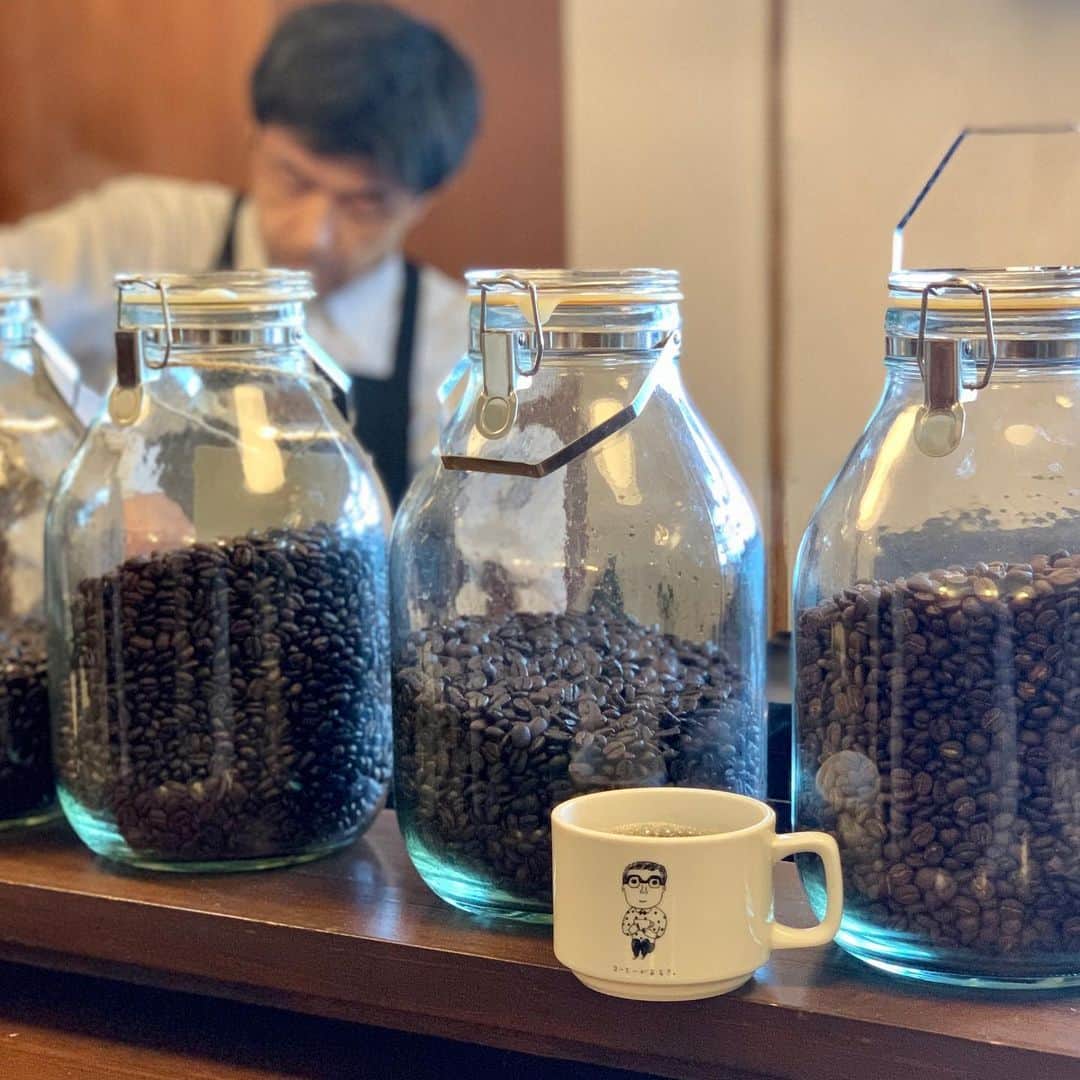 手紙社のインスタグラム：「【本とコーヒーtegamisha】﻿ 店内奥のカフェスペースのオープン日をお知らせします。3/21（日）となります。﻿ ﻿ ドリンクのみのご提供となりますが、テイクアウトコーナーにて販売しているフードやケーキもお持ち込みいただけますので、淹れたてのコーヒーとともにぜひお楽しみくださいね。お会計は、入り口のレジにてお願いいたします。ご来店お待ちしております。﻿ ﻿ 「ちらしずし」のご予約（042-440-3477）に少し余裕がありますので、気になる方はご連絡くださいね。﻿ ﻿ ◎書店＆テイクアウトコーナー﻿ open：11:30〜17:30﻿ 定休日：月＆火曜日（祝日の場合は営業　振替休業日あり）﻿ ﻿ ◎カフェスペース﻿ open：11:30〜17:30（L.O16:30）﻿ 営業日：焙煎の関係で手紙舎のコーヒーマスターの関根がいる日に不定期オープン﻿ .﻿ #手紙舎#手紙社#本とコーヒー#カフェ#コーヒー#自家焙煎珈琲#テイクアウト#ちらし寿司」