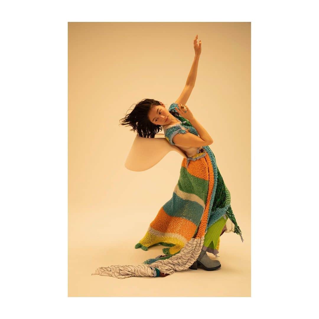 二階堂ふみのインスタグラム：「ELLE Online "FOCUS ON"  第8回目のゲストはコムアイさん @kom_i_jp  日常の中で生まれる苦しみ、そこから学び続ける大切さ。沢山の事を話しました。 350JAPANさんが開講している気候変動クラスで感じた事も対談しております。 @350_japan  湖のような透き通った感受性を持つコムちゃん。これからも地球の為に、そしてこの星に住む全ての生き物の為に、沢山の事をシェアし続けたいです❣️ コムちゃん、いつも学びをありがとう。  @kom_i_jp  @ellejapan   #focuson」