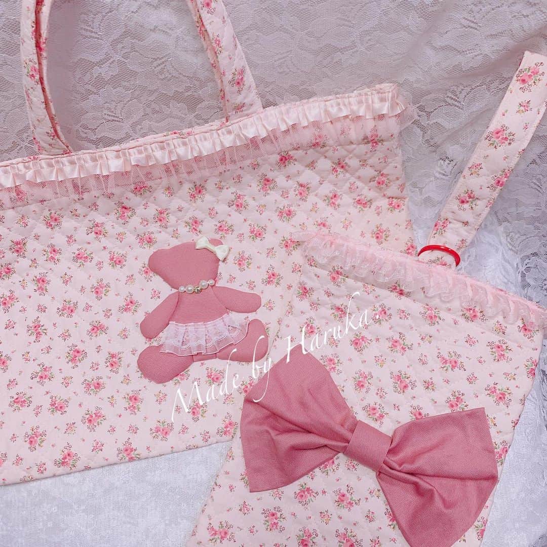 小原春香さんのインスタグラム写真 - (小原春香Instagram)「▶︎◀︎ Made by Haruka.  園バックデコはキラキラにできるので楽しいです🤍🤍🤍 ほんとはもっとリボン付けたい所を、グッと我慢しました🤩 前回の投稿のツイードくまさんをママのお迎えバックにしたら、お揃いコーデになるように制作してみました▶︎◀︎  トレンドにのめり込むな。流行に惑わされるな。その代わりに、自分がどうありたいかを自身で決め、洋服とライフスタイルでその自分らしさを表現しなさい。 ──ジャンニ・ヴェルサーチ  #幼稚園グッズ  #保育園バッグ  #通園グッズ  #リボン講師 #リボン教室 #ハンドメイド #レッスン講師 #販売　#ライセンス取得　#資格　#習い事 #リボンバック  #ミニトート #デコトートバック  #onedayless  #onedaylesson  #大人女子  #Heart #可愛いを広めたい #いくつになってもかわいいものが好き  #可愛いは作れる  #きゅるるん #小原春香」3月19日 14時00分 - koharaharuka
