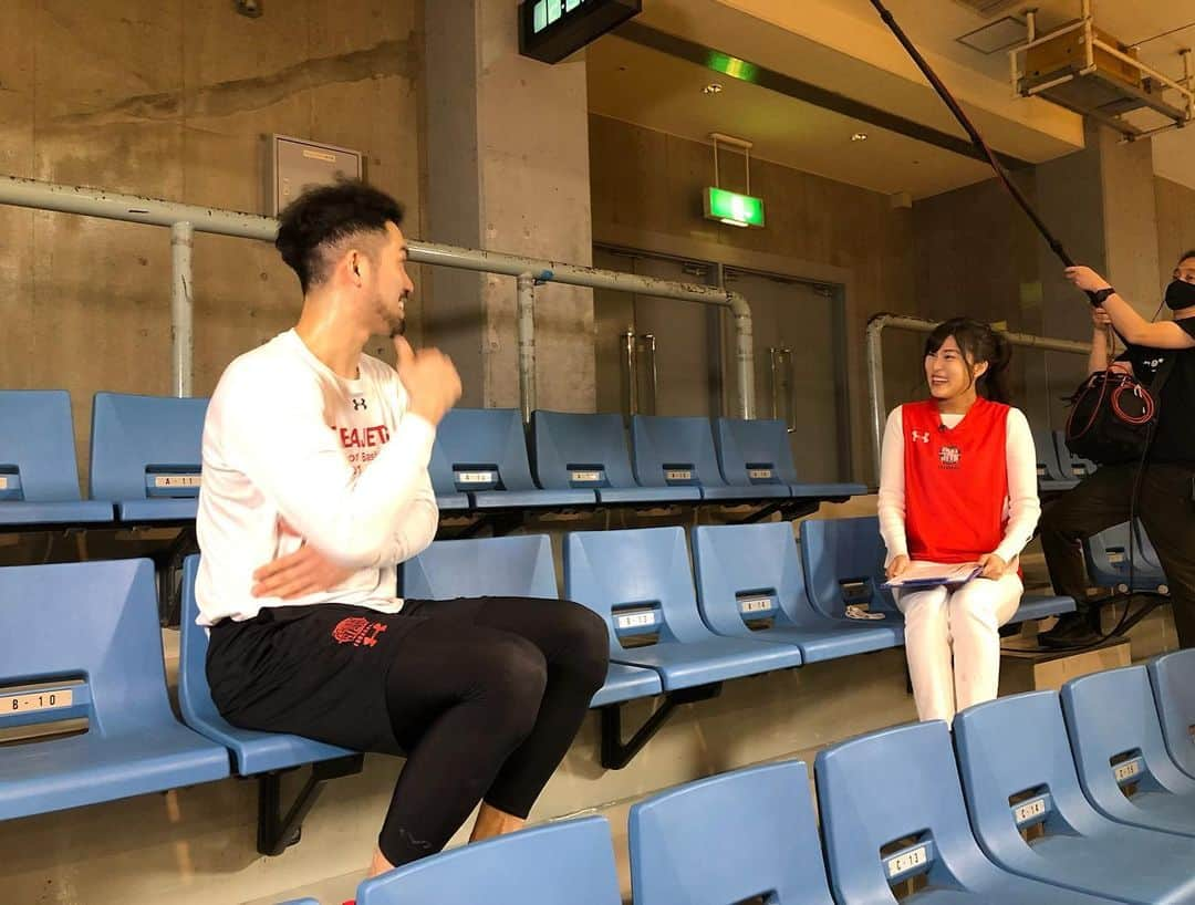 竹内里奈さんのインスタグラム写真 - (竹内里奈Instagram)「🏀今日は、 千葉ジェッツの インタビューでした🎤 楽しかったなあ〜😆✨ 今週末はホーム戦！ 勝ってさらに勢いづいてほしい🔥 GO!JETS! ジェッツへの想いがインタビューごとに高まります☺️ ・ 選手のお写真、放送日は またお伝えします🙋‍♀️ ・ ・ #千葉ジェッツふなばし #千葉ジェッツ #bリーグ #バスケ #basketball #バスケ選手 #ルーキー #バスケ好き #バスケ女子 #スポーツ女子  #ユニフォーム  #インタビュー #チバテレ #シャキット #アナウンサー #フリーアナウンサー #竹内里奈」3月19日 14時36分 - rina.takeuch