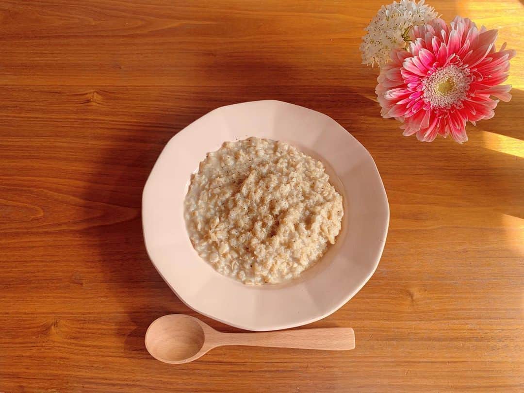 中村優さんのインスタグラム写真 - (中村優Instagram)「今日のあさごはんはオートミール粥🥣 白だしと塩少し。黒胡椒ふっていただきました。」3月19日 14時42分 - nkmr_yu
