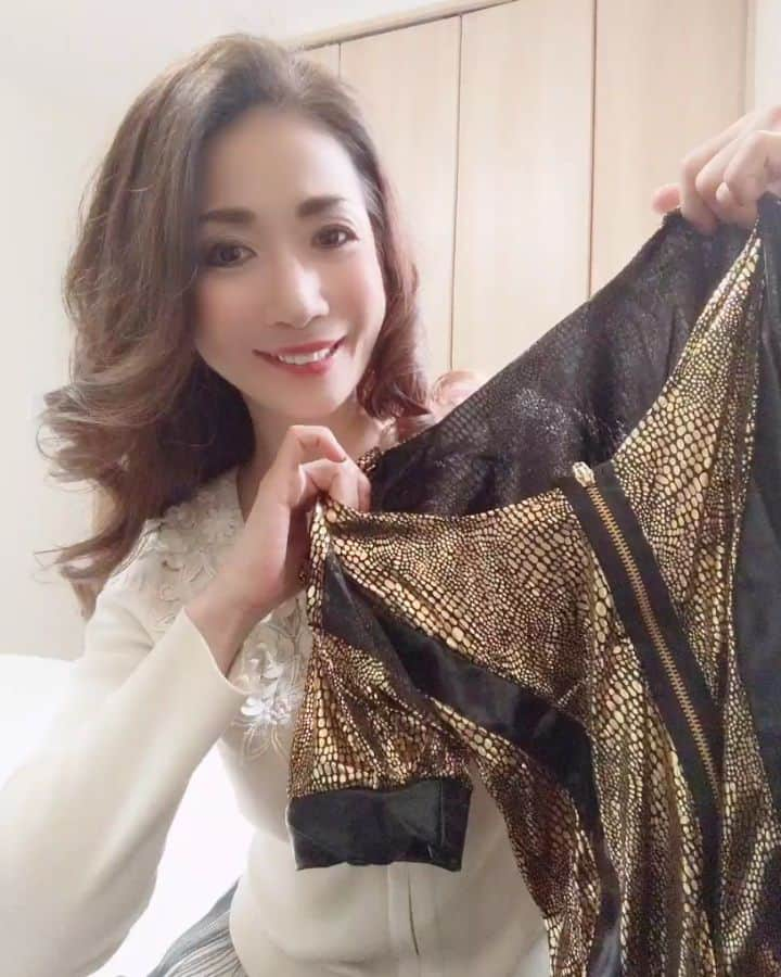 咲弥にこのインスタグラム：「【お股🍑の拷問の謎話？？？】 ツイキャス始めました🎪LIVE🎸🙋🙌🎶 ･ ･ これは万馬券に当たったか はたまた宝くじの1等賞か？？？ ･ ･ とにかく私の大当たりの 『 縄目プレイ』の真相を 3月19日(金)PM10:00～スタートの  ＝＝＝＝＝＝＝＝＝＝＝＝＝＝＝＝＝  ツイキャス【咲弥にこキャス】無料ライブ  https://twitcasting.tv/sakuya_nikochan  ■ライブにご参加の URLはストーリーズハイライトに 貼ってあるからそこから無料登録してね💞  ■Twitterをされている方は 咲弥にこ ツィッター@sakuya_nikochan をフォローして下されば そちらのフィード投稿欄で ご視聴して頂く事も可能です💞  ＝＝＝＝＝＝＝＝＝＝＝＝＝＝＝＝＝ ･ ･ グリグリお股に食い込む 痛嬉しい(？)💋💦 ･ ･ この真相についてお話致しま～す！ 皆さんのご参加 是非ぜひお待ちしております😘 ･ ･ #ツイキャス始めました #ライブ予告 #参加してね #お待ちしております #食い込み #お股の物語 #真相をお話します #ゴールド #ボディースーツ #半ケツ #拷問プレイ #縄目 #大当たり #ライバー #アラフィフ #グラビアモデル #小説家 #官能小説家 #咲弥にこキャス #咲弥にこ」