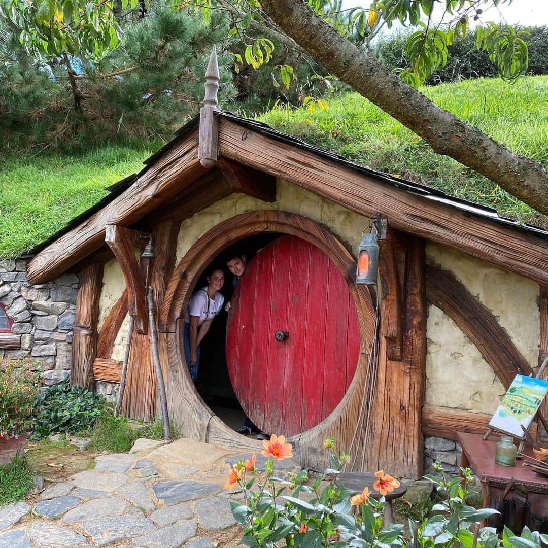 カヤ・スコデラリオのインスタグラム：「Had to really, didn’t we... #hobbiton 😊」