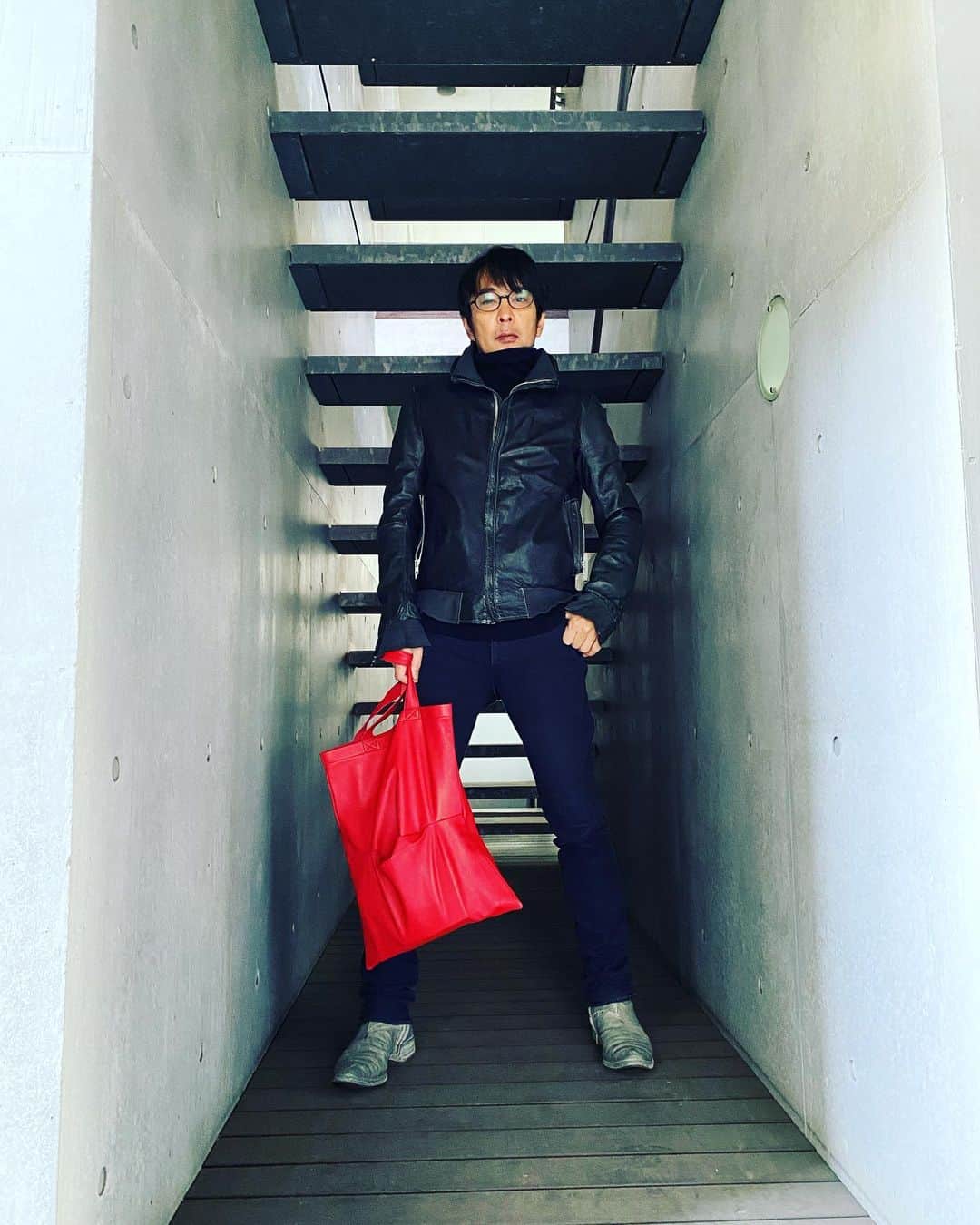 徳永英明さんのインスタグラム写真 - (徳永英明Instagram)「#hideaki_tokunaga_official #徳永英明#carolchristianpoell  ここは僕の秘密基地です  This spot at the bottom of the stairs is my secret place.  この赤いバッグはリックオーエンスです  This is a red Rick Owens bag.」3月19日 15時14分 - hideaki_tokunaga_official