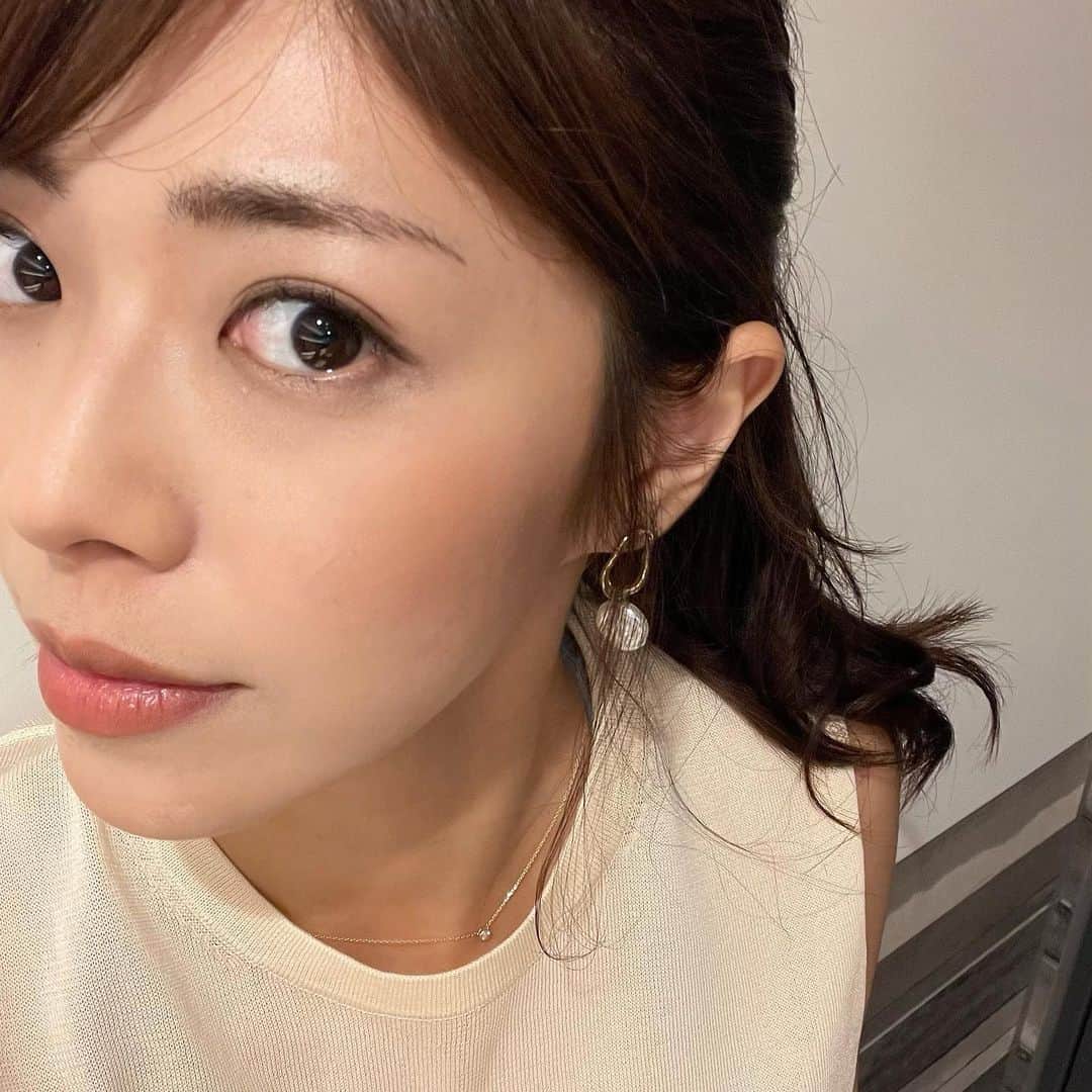 わちみなみのインスタグラム：「﻿眉毛すっぴんでこれ🐻‍❄️  先日眉毛のアートメイクと﻿ リップのアートメイクを受けてきました♡﻿ 担当は﻿高濱さん！ ﻿ @takahamart_brows  リップははじめてでした。﻿ 私は唇の縁のくすみが濃かったので﻿ くすみ消しをしていただきました🙏﻿ ﻿ 唇のくすみをコンシーラーでカバーすると﻿ 厚くなってしまって﻿ リップの色がうまく乗らない〜...🌨 と﻿ 悩んでいたので、快適すぎる！！﻿ ﻿ お仕事でいろんな色のリップカラーが﻿ 綺麗にのるようになってすごく嬉しい✨﻿ 本当におすすめです🥲﻿ ﻿ 色だけじゃなくて、唇の山の位置を変えることで﻿ 顔の印象も操作できると知って感動したの🥺﻿ わたしは、唇の山を少し中心に寄せてもらってました🤣(高濱さんに感謝)﻿ 顔のパーツがなるべく分散してみえないようにとのことです✨﻿ ﻿ 眉毛のアートメイクは2回目☺︎﻿ わたしは少し目が離れてるので﻿ 眉毛の位置も少し中心に寄せてもらいました✊🏻﻿ 24時間しっかり眉尻があるのすごい安心します笑﻿ ﻿ ﻿ 🌸ファーストトレーディングカード﻿ 予約受付中﻿ https://horipro-shop.com/products/detail/654﻿ ﻿ ﻿ 🕊発売記念イベント予約受付中です。﻿ ﻿ https://tic.jp/html/user_data/Wachi_event_info﻿ ﻿ 4月24日　18時〜秋葉原ソフマップ﻿ 4月25日　12時〜神保町書泉グランデ﻿ 　　　　　17時30分〜ミントポニーランド名古屋﻿ ﻿ 🌈週刊ポストなをん。デジタル写真集﻿ みな、みちゃうわ　発売中です！﻿ ﻿ https://www.shogakukan.co.jp/digital/09d093520000d0000000﻿ ﻿ #たかはまゆ　#眉毛アート﻿ #眉アート　#アートメイク　﻿ #美容　#美容クリニック﻿ #写真　#グラビア﻿ #カメラマン #グラビア﻿ #トレカ﻿ #わちみなみ」