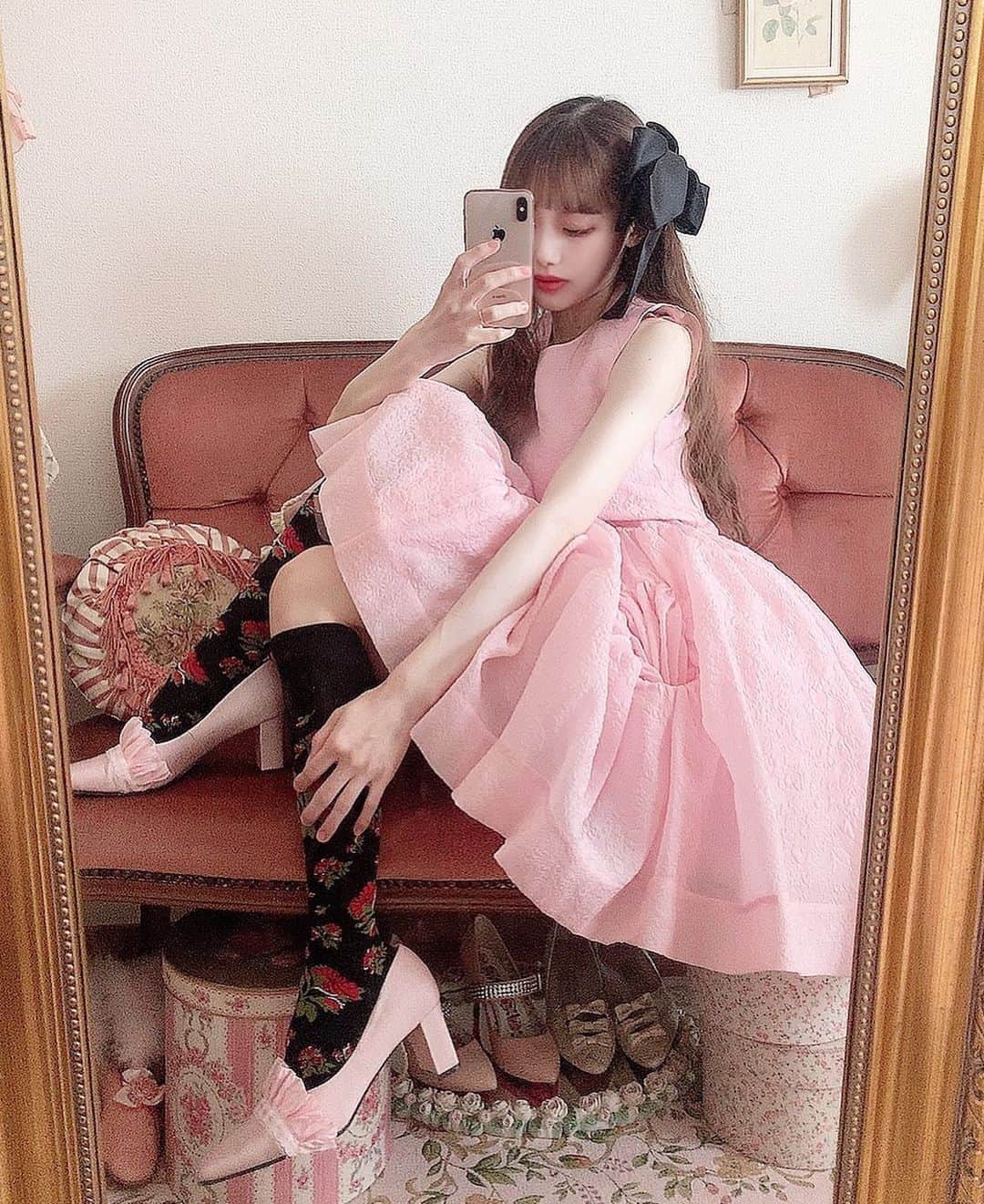 酒元麻衣（まいへー）のインスタグラム：「🌹💗🖤 @simonerocha_ × @hm  . . #simonerocha #simonerochaxhm」