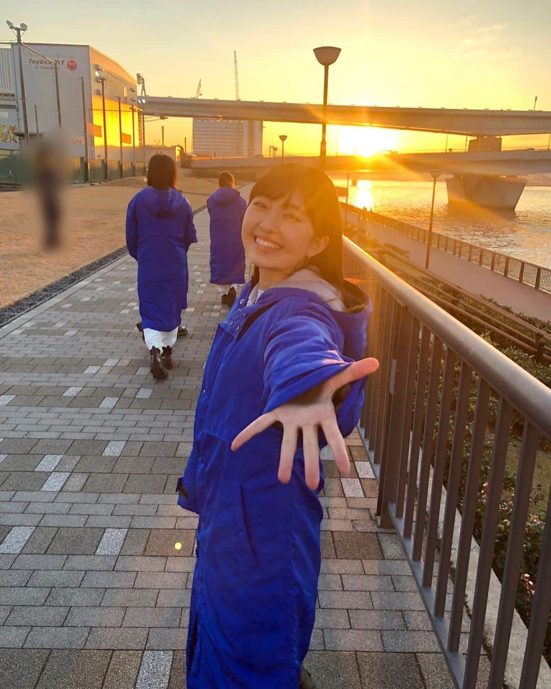 のインスタグラム：「私の心はここにある！前田こころですʚ♡ɞ ・ 「Now Now Ningen」のオフショット︎︎☺︎ ・ 誰を選ぶの？ って感じの写真！！😂 ・ パシャパシャ〜って撮ったので、NG写真は二次元化させていただいました🙇🏻‍♀️笑笑 ・ ・ 配信チケット販売サイト「HELLO! PROJECT STREAM ONLINE STORE」の記念すべき第1弾として「BEYOOOOONDS 2ndシングルリリース記念スペシャルライブ」の模様を！ ・ 本日、3月19日(金)19:00〜21日(日)19:00まで、ご視聴いただくことが出来ます🙌🏻 ・ まだチケットの販売行っているので、チェックよろしくお願いします！！ ・ 一緒に楽しみましょ〜☺️🤍 ・ ・ #BEYOOOOONDS #NNN #一岡伶奈 #島倉りか #江口紗耶 #山﨑夢羽 #里吉うたの #前田こころ #夕日が綺麗だった〜 #MVのラストシーンお気に入り‪‪‬ #青春！」