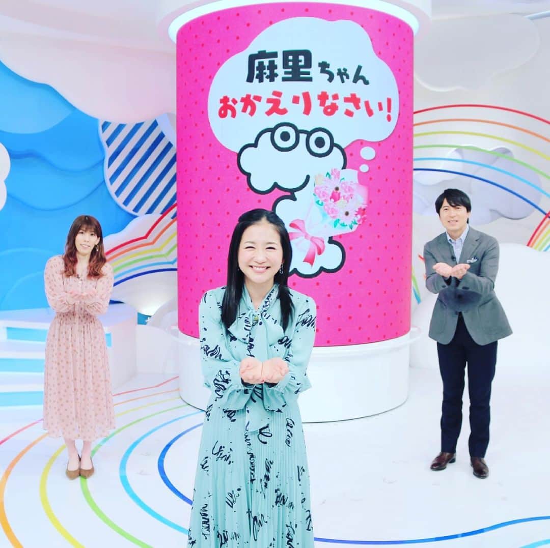 桝太一のインスタグラム：「📺 ZIP! １０周年に向けて 歴代総合司会がスタジオに🌈  #今朝はついに初代 #関根麻里 さん #というより麻里さん #無駄に遠慮して現役時代は一度も #麻里ちゃんって言えなかった😂 #おかえりなさい  #2011年４月スタート #私はどんな顔をしてこの番組に出れば良いのかわかりませんでした #誠実さと明るさは相容れないと思っていました #その答えを示してくれたのが #当時まだ26歳だった麻里さん #本来は自分のことだけでも精一杯だったはずなのに #色んなものを笑顔で背負ってくれました  #今のZIPの原点は #やっぱりあのときの麻里さんです #感謝 #ありがとう麻里ちゃん！笑  そして来週(金)は いよいよ卒業日です🌈  #頼むぞ４代目 #最後までよろしく #👓🎀  ‥え、この絵文字、伝わってるよね‥？」