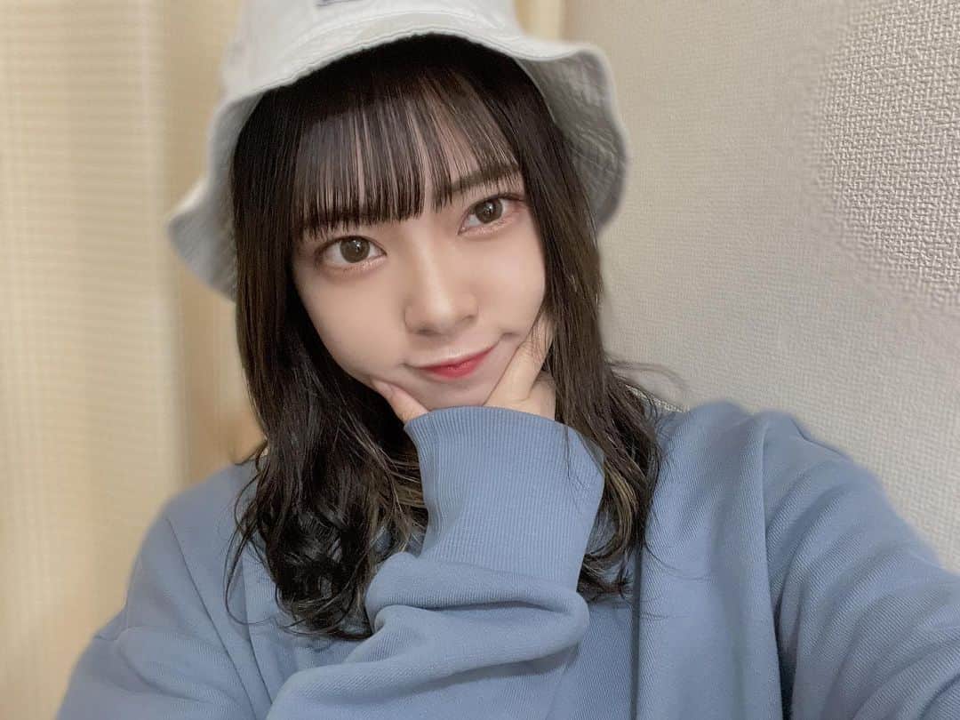 山田寿々のインスタグラム：「🤍🖤🤍🖤﻿ どっち派？₍ ᐢ. ̫ .ᐢ ₎﻿ ﻿ ﻿#バケットハット #ootd」