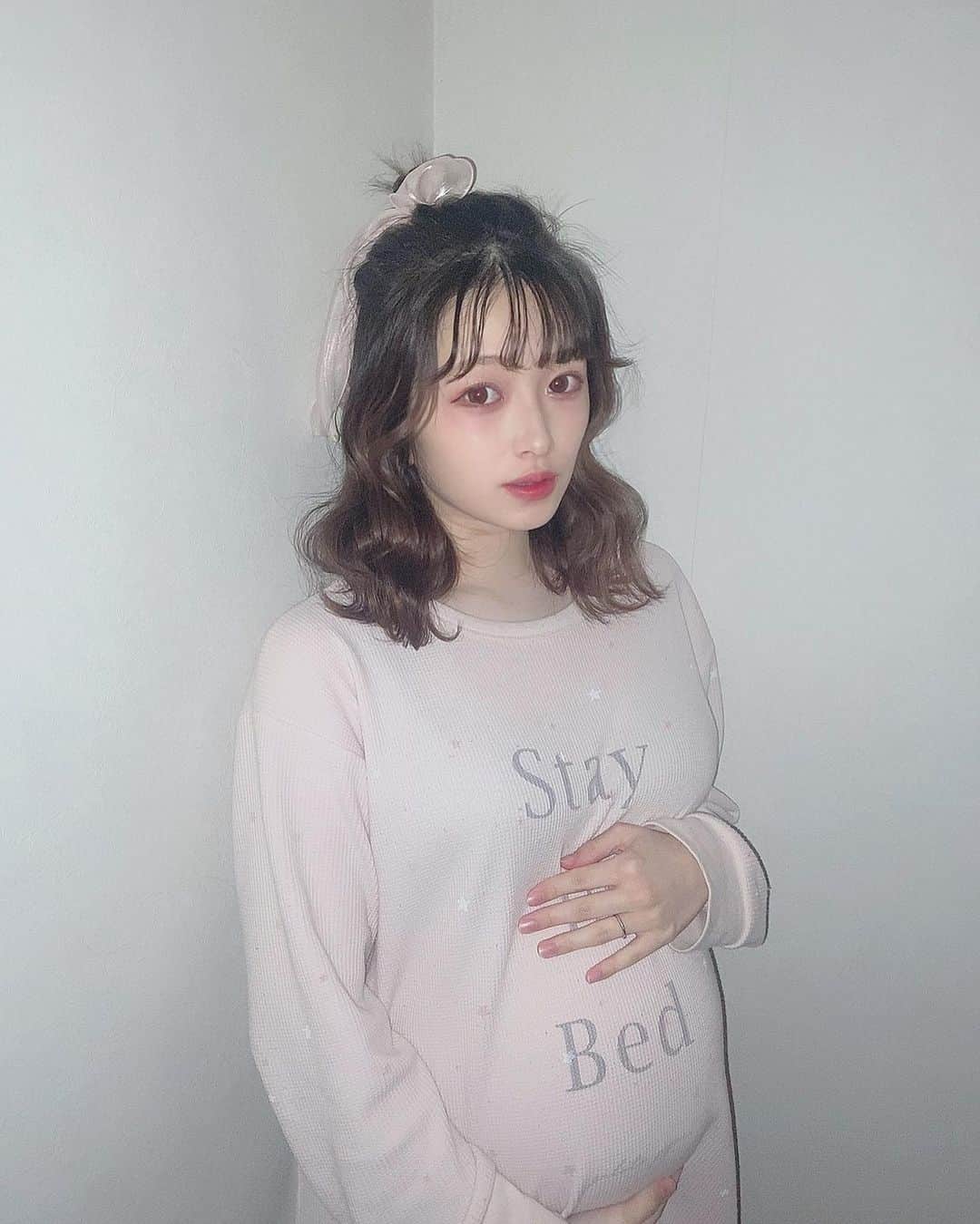 青木菜花のインスタグラム：「.﻿ .﻿ この1ヶ月くらいでまた更にお腹﻿ 大きくなったから記念にぱしゃり🐇🤍﻿ ﻿ 普通に洋服着てても、もう妊婦さんって﻿ わかるくらいになったよー！﻿ ﻿ 毎日すくすく育ってくれてます👶🏻🌷﻿ .﻿ . #マタニティ #マタニティフォト #妊婦 #妊娠後期 #マタニティコーデ #マタニティ記録 #マタニティライフ #ジェラピケ #リボンアレンジ」