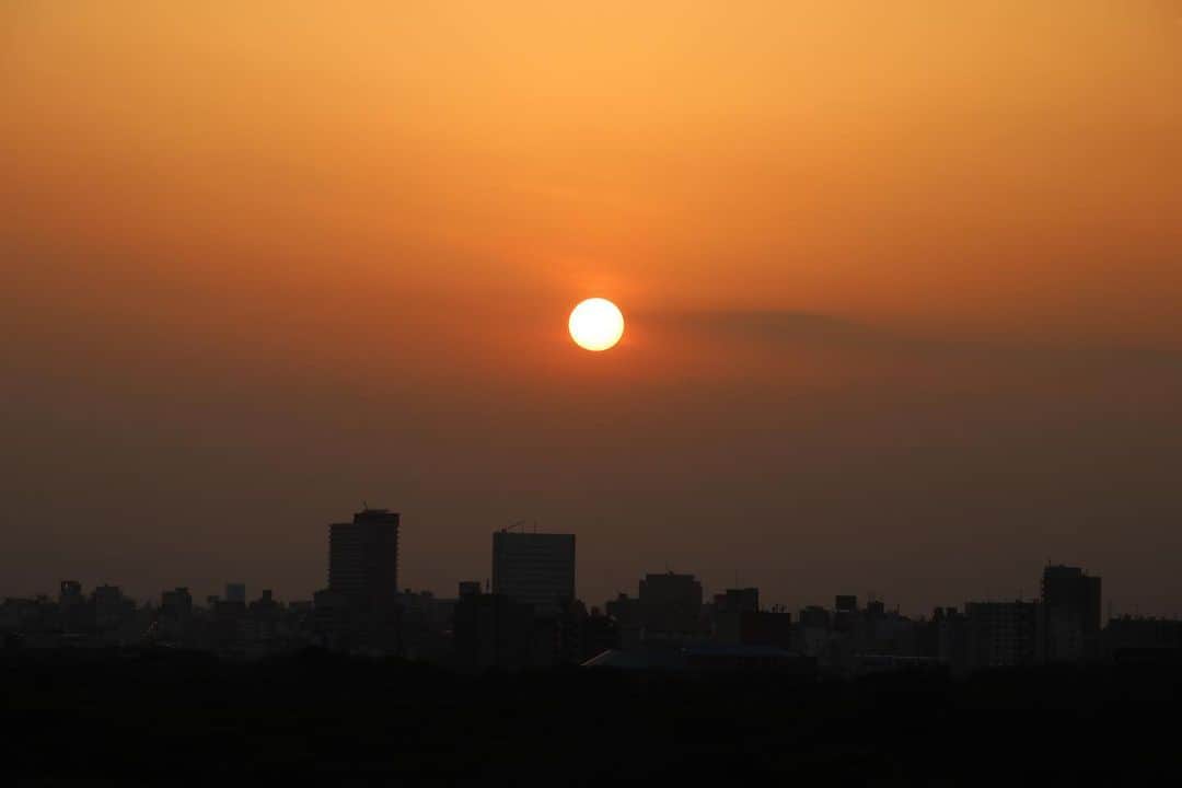 坂元美香さんのインスタグラム写真 - (坂元美香Instagram)「today's sunset 2021/03/19 17:38  今日も良い夕陽でした。 でも途中で雲に入っちゃった。  今日はタイムラプスで撮ってみました！  #sunsetphotobymikasakamoto  #sunset #夕陽 #夕日 #夕焼け  #やっぱり空が好き #イマソラ #CanonEOSKiss8i」3月19日 18時32分 - mika_saka