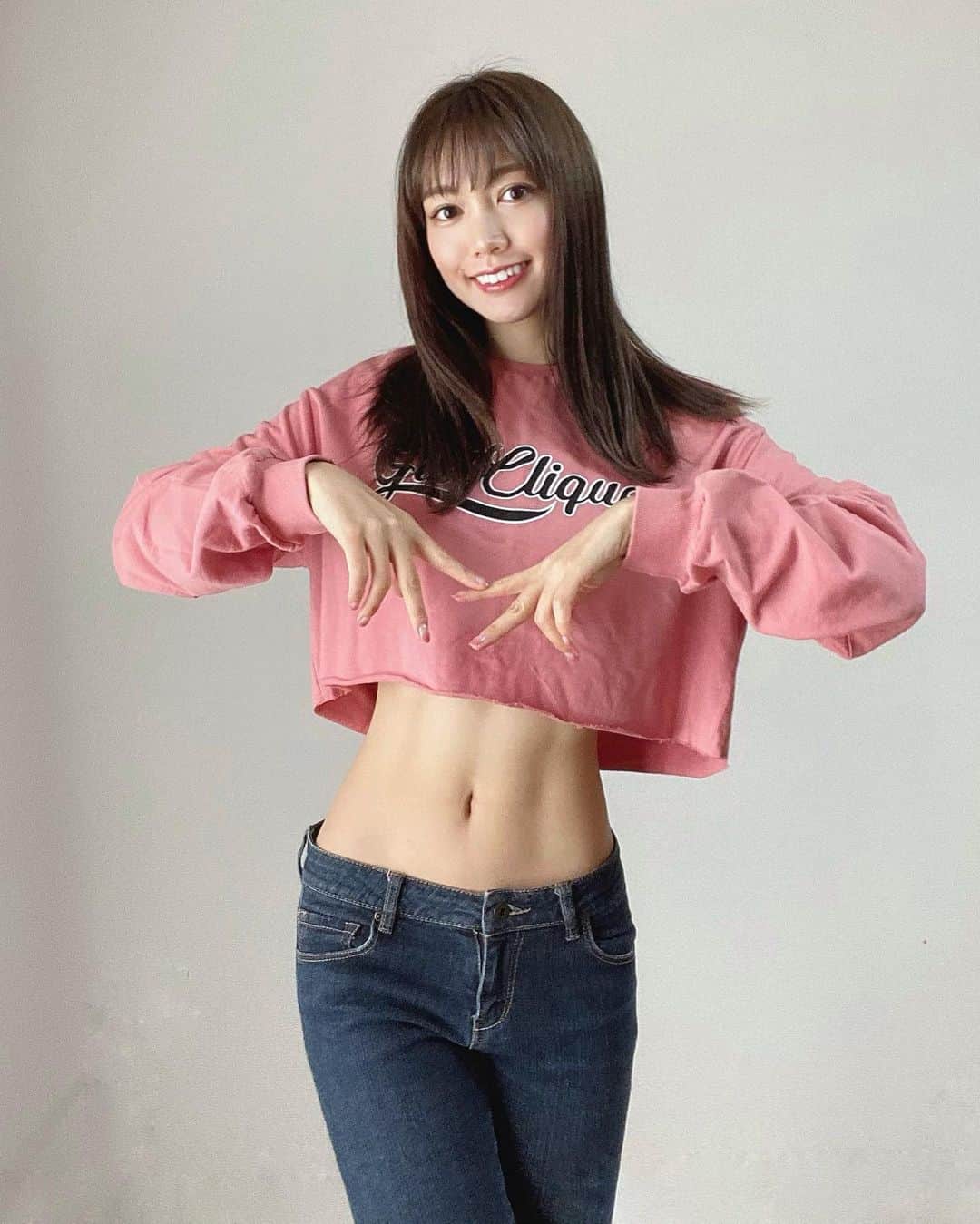 のインスタグラム：「. 春らしくピンク色のシャツ🌸 髪の毛も5㎝位切って軽くなったよ  髪の毛切る前の写真も投稿するけどよろしくね （5㎝位って気付かれないやつかな） #シャツ#Tシャツ#カジュアル#カジュアルコーデ #筋トレ#筋トレ女子#被写体#ポートレート#ダイエッター#下半身デブ#ワークアウト#ピンク#春服#デニム#ジーンズ#ダイエット#ボディメイク#ジム#トレーニング女子#サロンモデル#サロモ#ポートレート#今日のコーデ#フィットネス女子#セミロング#へそ出し  #happy#love#blackpink#japanjapanesegirl#asiangirls」