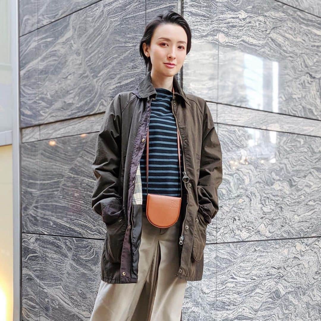 前田紀至子のインスタグラム：「親不知の抜糸も終わり、少し落ち着いたので撮影やら美容室やら。  このショートも昨日のカットではや3回目、そろそろ自分の中で定番になってきつつあります。 ナチュラルに見せかけてあっさりこってりなメイク（2枚目参照）と相性抜群な気がするし、結構描き込んでもトゥーマッチにならないのが嬉しい。  アウターはすっかりザ・クラウン気分でバブアーをスプリングコート感覚で。 メイクはと言うと、特筆すべきはエスト @est_jp のコンシーラーが本当に素晴らしいということ、THREEのアイシャドウが難易度高そうに見せかけて使い勝手抜群でほぼ毎日使っているということです。 この手のカラーのアイシャドウにハマる日が来るとは…！  #barbour#バブアー#saintjames #セントジェームス#ロエベ#hyke#threecosmetics#エスト#ディエムクルール#nars#lovelamer」