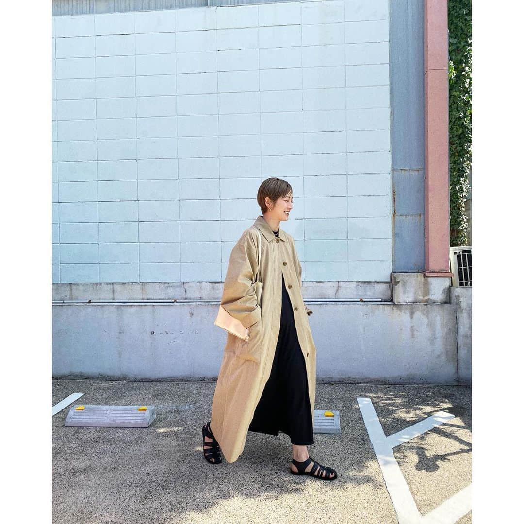 吉田怜香さんのインスタグラム写真 - (吉田怜香Instagram)「#よしだ_服  落ち着くシンプル🖤 足もとサンダルに変えるだけで ぐっと春気分になってあがる〜♡  第5ボタンないのは デザインじゃなくて ただ取れてるだけです。🥴  coat_ @todayful_ (2年前ぐらいの dress_ @cosstores_jp  sandal_ @todayful_  bag_ @maisontherow」3月19日 18時37分 - reikayoshida_