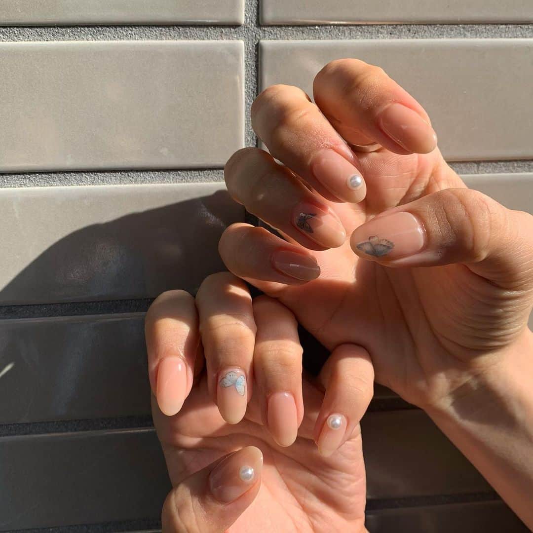 のインスタグラム：「…🦋♡ . 蝶々はつけたいけど そんな主張したくなくて 上から透けカラー重ねてもらった🥺 ランダムなパールもかわええです . 毎回お喋り楽しい☺️ありがとうございます♡」