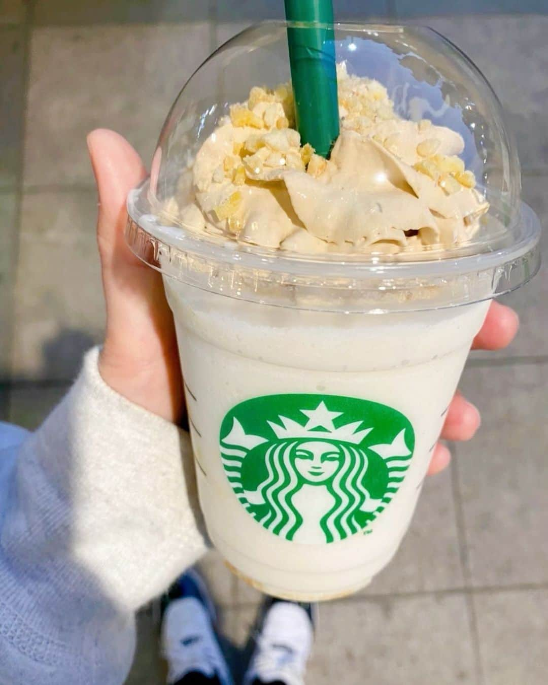 森彩奈江のインスタグラム：「スタバの新商品のバナナンアーモンドミルクフラペチーノ🍌🥤💕﻿ ﻿ バナナ果肉も美味しくて、甘すぎなくて好き☺️💕﻿ ﻿ ﻿ #バナナンアーモンドミルクフラペチーノ  #スタバ新作  #sturbucks  #banananalmondmilkfrappuccino #今日のスニーカーは  #airjordan11low  #スニーカー好きな人と繋がりたい」