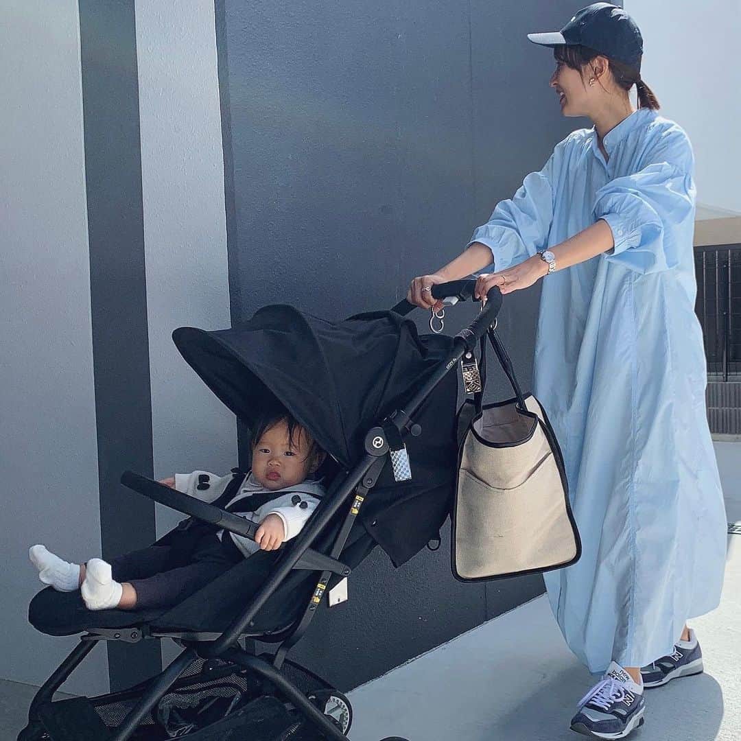 Hiromi Ｍaedaのインスタグラム：「春ワンピ👗💙💙 ・ 自分が欲しいものばかり作ったから、どれもこれも欲しくなって大変だ🙌😂 ・ @eldo__official ・ 本日２１時〜 予約販売スタートです！！ ・ ・ よろしくお願い致します🌷 ・ ・ ・ cap @wos.brand dress @eldo__official shoes @newbalance」