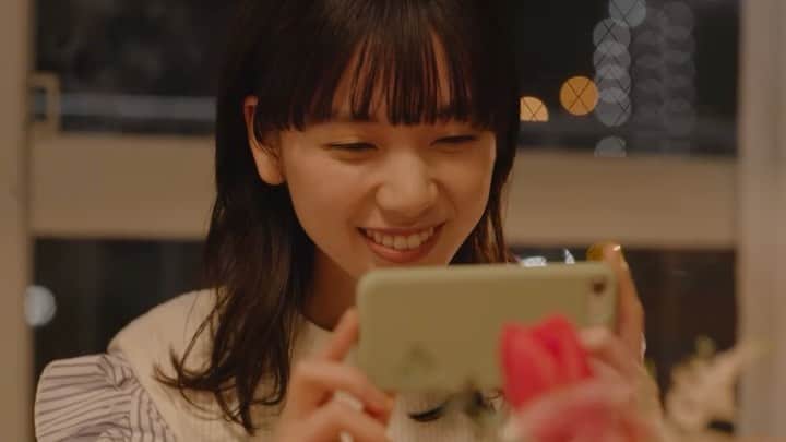 きなりのインスタグラム：「🌷お知らせ🌷お花の定期便｢bloomee」のTVCMに出演しています！ 歌にも挑戦してます…！ぜひチェックしてみて下さい💐  🎥 鈴木菜音監督 #bloomee」