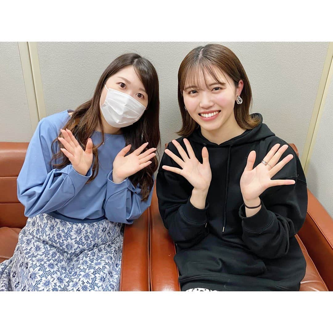 彩香のインスタグラム：「＊ FM青森「Spring Radio Fes！」 ありがとうございました👏🏻🌸✨ 去年の夏の「Seaside Radio Fes」に続き、今年の春も中里さんと一緒にお送りすることができて嬉しい限りです🙏🏻😭 素敵な音楽もたくさん聴けて耳も心も幸せでした！！ 豪華アーティストの皆さんがメッセージまで送ってくださって本当に感激です…(泣) こんな幸せがあって良いのかと思うくらい最高な時間でした💓💓💓 いつかどこかでご一緒できるよう、これからも音楽を愛して、力をつけていけるように頑張ろうと思いました🙇🏻‍♀️ ＊ 今日会いにきてくださった皆さんもありがとうございました！！！ 風邪をひかないよう、体調にはお気をつけください😭🙏🏻 ＊ ＊ ＊ #fm青森 #springradiofes #クジラ夜の街 さん#遥海 さん#関取花 さん#yonawo さん#a夏目 さん#あいみょん さん#コレサワ さん#office髭男dism さん#swallow さん#theイナズマ戦隊 さん」