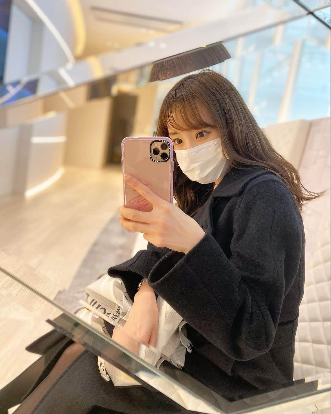 小林真由のインスタグラム：「気づけば春になってました。﻿ キャメルのコートもあっという間に着納め..🌸﻿ そして花粉との戦い🥲 ﻿   #ファッション #コーデ #ママコーデ #女の子ママ #男の子ママ #ママライフ #コーディネート #2歳 #生後7ヶ月 #ベビー #二人育児 #マックスマーラ」