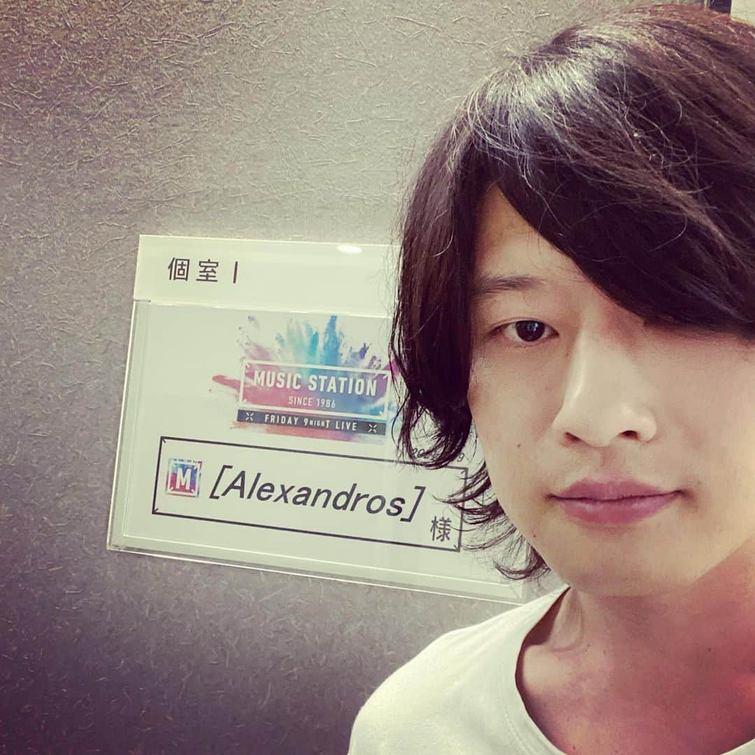 磯部寛之のインスタグラム：「MUSIC STATION tonight from 8pm. Hiro 今夜20時からミュージックステーション。ひろ #alexandros #musicstation #mステ #幕張メッセ #前夜 #皆さま #お楽しみに #よろしく #です」