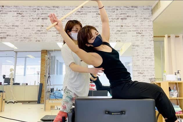 吉田知那美さんのインスタグラム写真 - (吉田知那美Instagram)「・ pilates training. 今日の格好、夏の大工さんみたいでした🪚 #ニッカポッカ ・ @abashiri.keepact #pilates #training  #ピラティス #トレーニング」3月19日 19時17分 - chinami1991