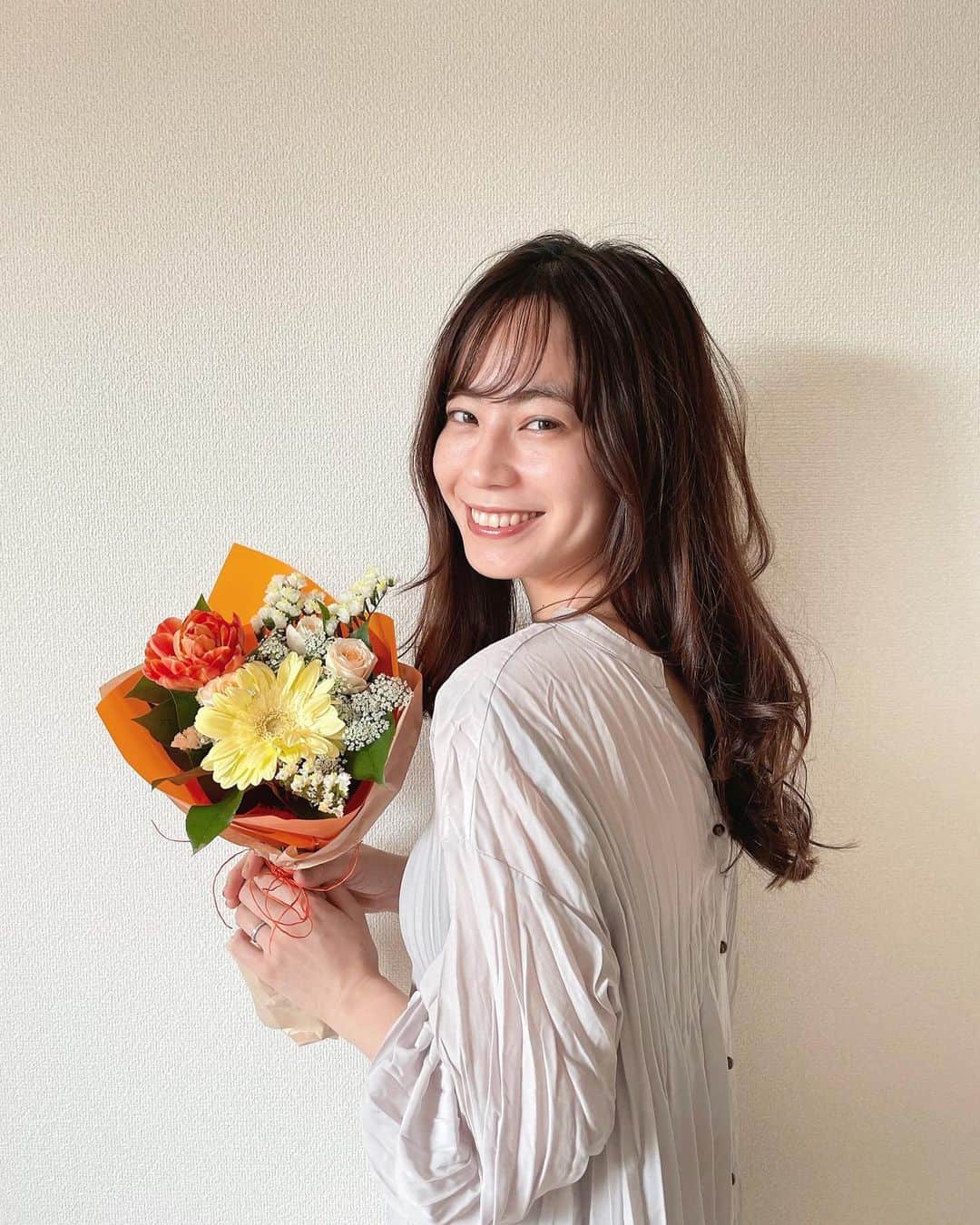 伊藤沙織のインスタグラム：「急な贈り物ってやっぱり嬉しい💐 . #thankyou #遅れてきたホワイトデー」