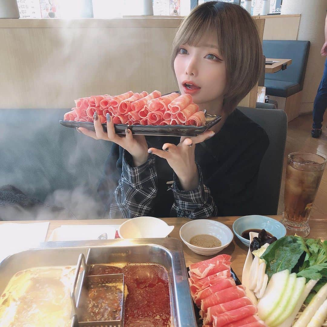 米倉みゆさんのインスタグラム写真 - (米倉みゆInstagram)「美味の予感、、、！😳 . . . ジンギスカンは食べたことないけど、火鍋はだいすき~~~( ͡ ͜ ͡ ) でも具材はキクラゲがすき~~~ . 鶏白湯と薬膳火鍋の2種類にした🍲 . . . .  #眞巴石渋谷 #渋谷中華 #渋谷グルメ #渋谷火鍋 #渋谷ランチ #眞巴石 #火鍋 #辛いもの好き #渋谷駅 #ご飯のお供 #美味しいご飯 #幸せの食卓部 #ボブヘア #笑顔が可愛い #笑顔が素敵 #美女 #美人 #美食 #フォローミー #lunch #instagood #food #foodie #Japanese #japan #chinesefood #follow #like #love #smile」3月19日 19時18分 - yone__miyu630