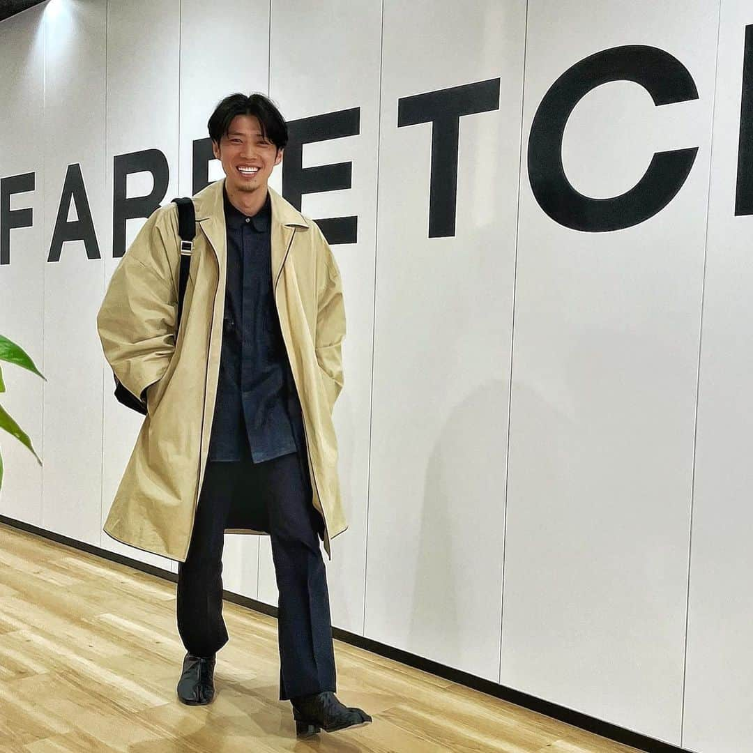 黄皓さんのインスタグラム写真 - (黄皓Instagram)「服を買うときはもっぱら @farfetch @matchesfashion @ssense かな！ PRでもなんでもなくて、ECが1番安くてサイズも多いから使わない人はもったいない笑  Coat: @balenciaga #balenciaga  Shirt: @louisvuitton #louisvuitton  Trousers: @estnation_jp #estnation  TABI: @maisonmargiela #maisonmargiela」3月19日 19時18分 - haohaohaokun