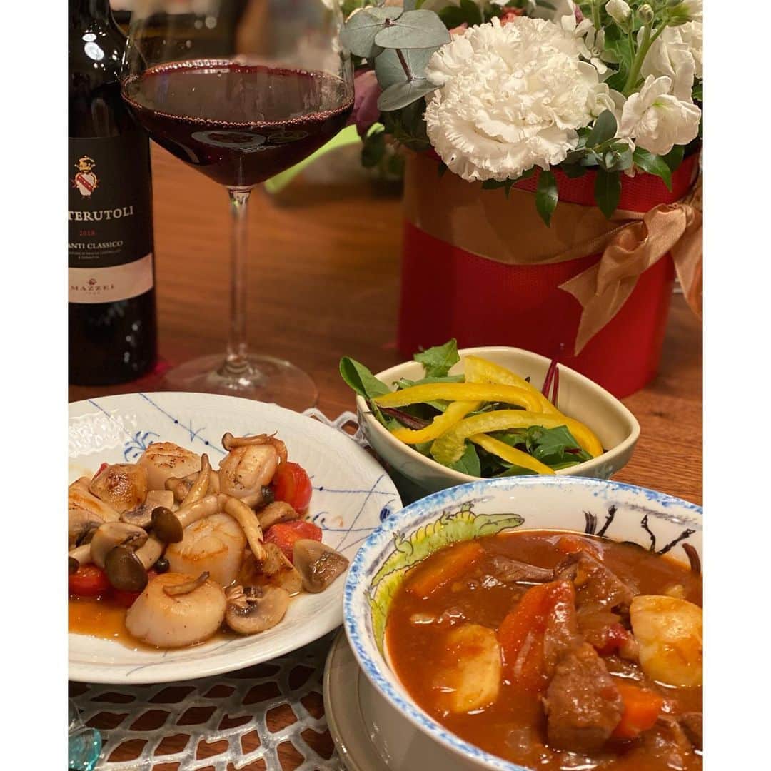森麻季のインスタグラム：「😋  モリごはん投稿しないのですか？ とよくDMいただくので、 最近の我が家の夕飯  和洋折衷😂  妹に借りた電気圧力鍋　#クッキングプロ で作ったポークシチュー 肉がホロホロ〜 電気圧力鍋が欲しくなりました  #モリごはん  #おうちごはん #家ご飯 #夕飯 #献立 #料理 #cooking #dinner #子育て #2歳 #2歳10ヶ月」