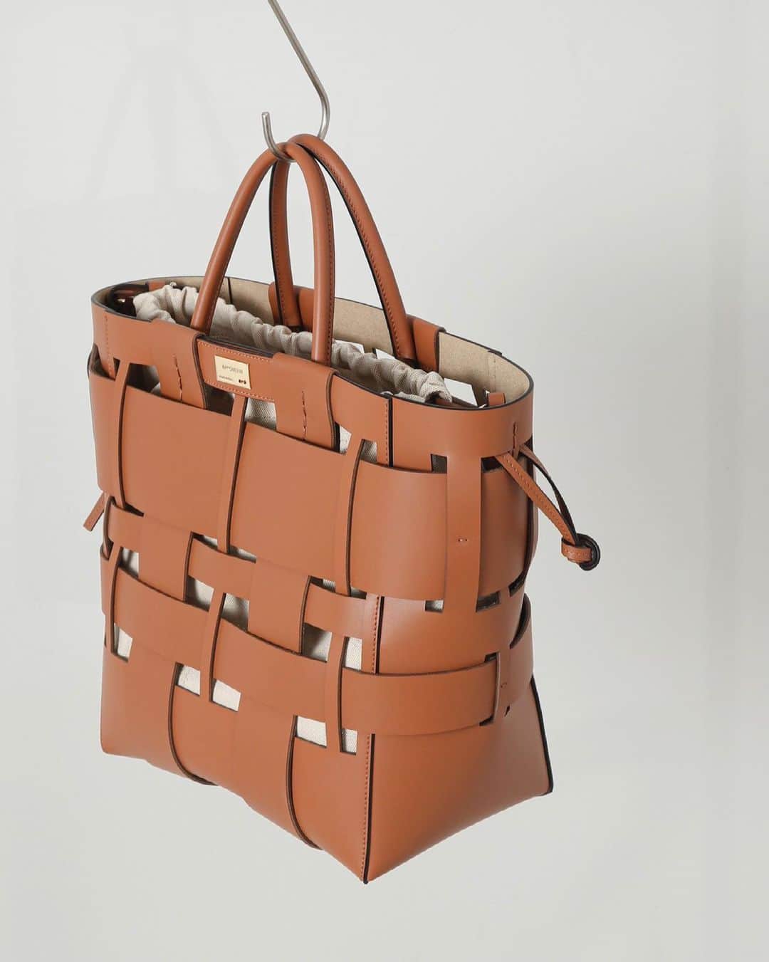 のインスタグラム：「. .﻿ . 2021 Spring collection HAUNT﻿ @haunt_daikanyama  -COOL NEUTRALS- ﻿  ZANCHETTI W SHOPPER @zanchetti_italia  . .﻿ .﻿ #haunt#hauntdaikanyama﻿ #2021#spring#springcollection #newarrival﻿ #coolneutrals  #zanchetti  #bag #ハウント#ハウント代官山﻿ #新作#ファッション﻿ #春ファッション #ザンケッティ #バッグ #カーフレザー #メッシュ #トートバッグ  #2ウェイバッグ」