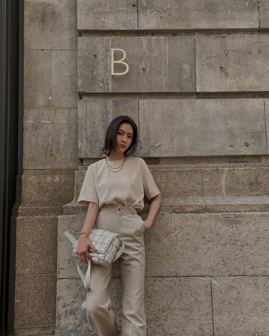 孫きょうのインスタグラム：「out fit☕️  tops @urs_official  着回しの効くシンプルベージュ& サテン素材だからカジュアルになりすぎない🤍 5分袖は二の腕隠しにも✨🤫  #urs #ユアーズ #urs_styling #urs_official #ootd #outfit #春コーデ #半袖サテンブラウス」