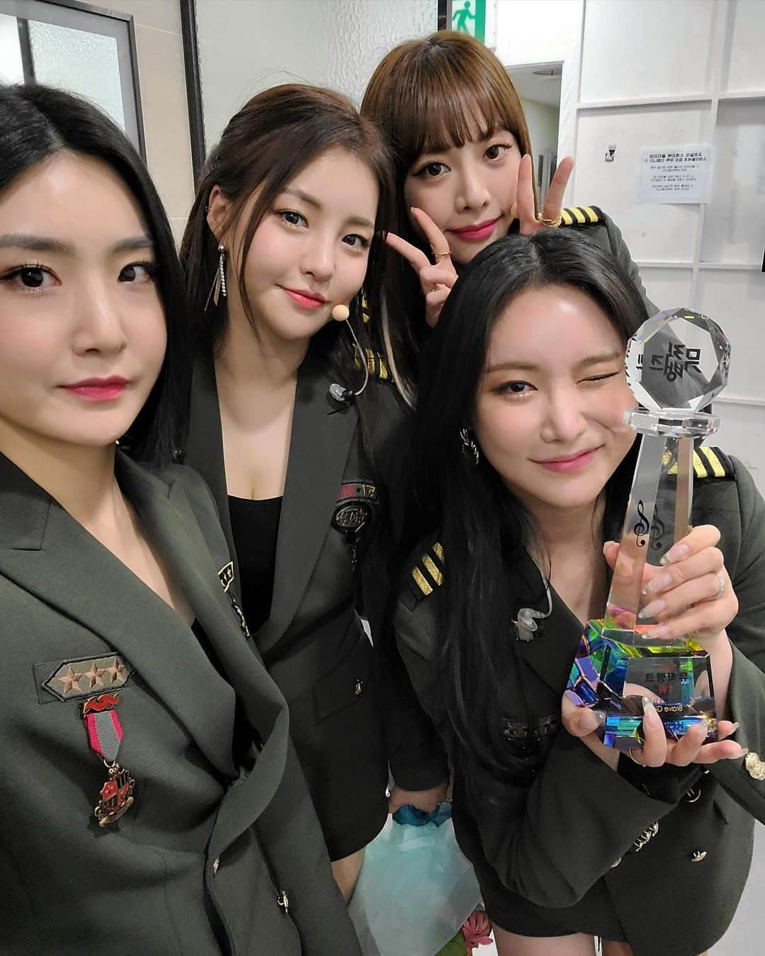 Brave Girlsのインスタグラム：「[📷]  🎉브레이브걸스 '뮤직뱅크' 1위🎉  저희 브레이브걸스가 Rollin'으로 벌써 5번째 1위를 했습니다🏆 5관왕이라니 아직도 믿기지가 않아요🤭 항상 끊임없는 응원과 사랑을 보내주시는 우리 소중한 피어레스❣️우리 앞으로도 발 맞춰 걸으며 오래오래 함께해요✨  🎉Brave Girls'Music Bank' 1st place🎉  Our Brave Girls has already ranked 5 trophy with Rollin'🏆 It's still unbelievable that it's a 5 crown🤭 Our precious FEARLESS, who always sends endless support and love❣️ We'll keep walking in step with us for a long time✨  #브레이브걸스 #Bravegirls #롤린 #Rollin #피어레스 #FEARLESS」