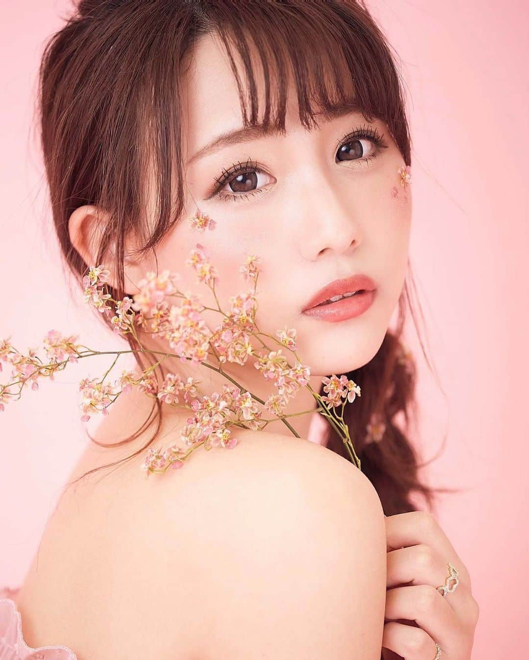 加藤里奈さんのインスタグラム写真 - (加藤里奈Instagram)「⋆ アイコン変えたよ〜❤︎  久しぶりの @ryo.izumida との撮影✿ 春らしいイメージで🌸  #ootd #fashion #instafood #instagram  #hairstyle #outfit #code #instafashion  #ファッション #撮影 #ヘアスタイル #ヘア  #コーディネート #コーデ #今日の服」3月19日 19時38分 - katoco0326