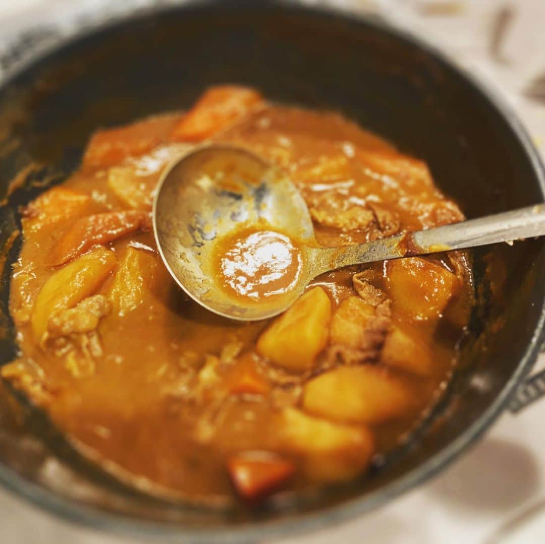 のインスタグラム：「お鍋の上まで作った我が家のカレーは1日で半分以下になります笑  ポイント ①牛肉は調理前に調理酒をかけ、軽く　　　 　混ぜて放置 ②煮込むときは茅乃舎の野菜出汁使用 ③お箸の先ですくう程度の味噌、チョ 　コレート2分の1カケ ④味をみながらルー投入 ⑤最後にすりおろしたじゃがいもを投　　 　入  ざっくりですが、これで2日目に近い美味しいカレーが出来ます♪」